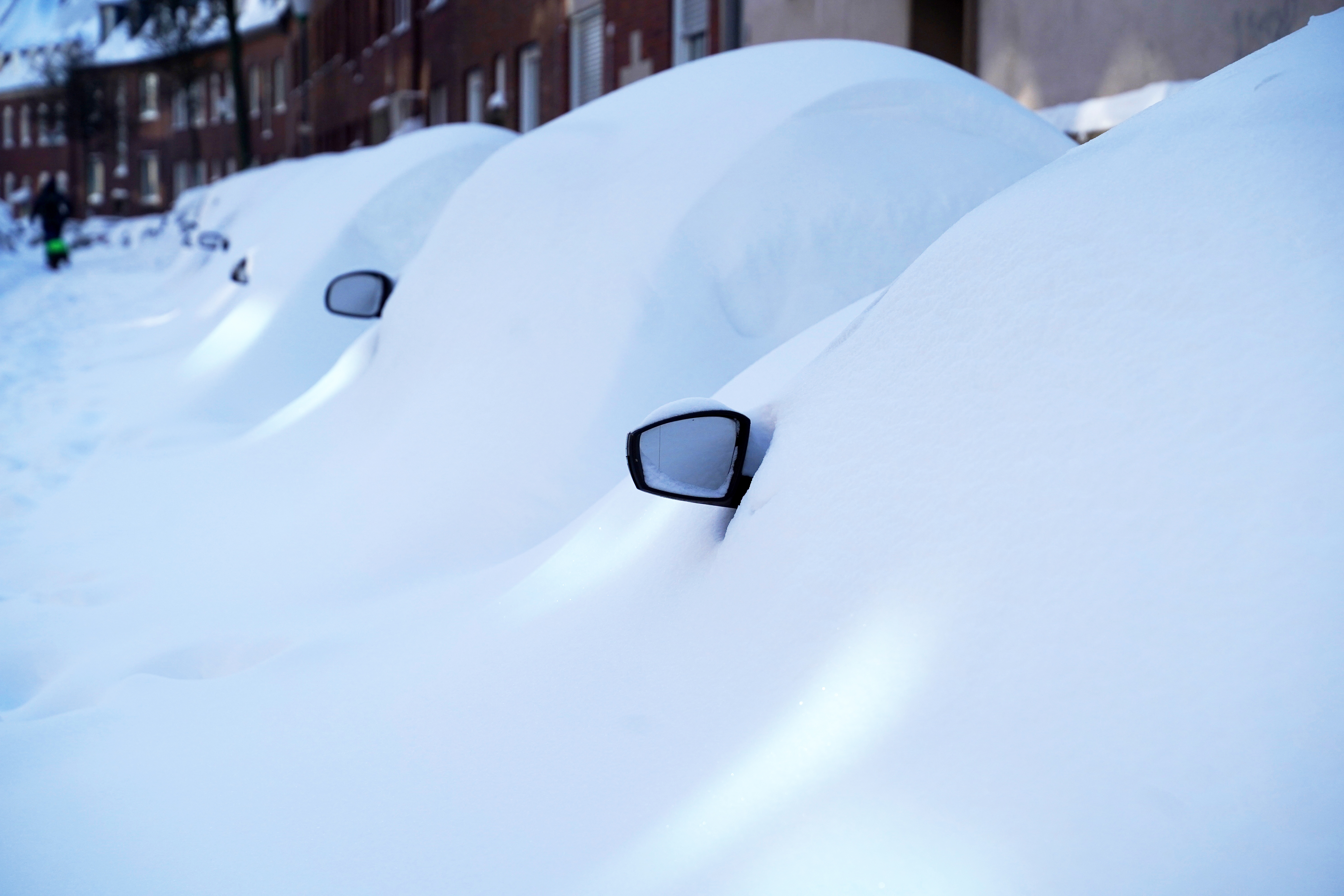Autos, die mit Schnee bedeckt sind