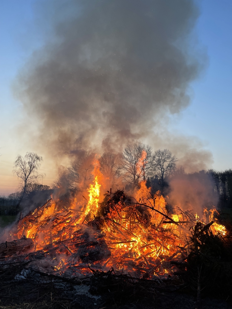 Brennender Reisighaufen