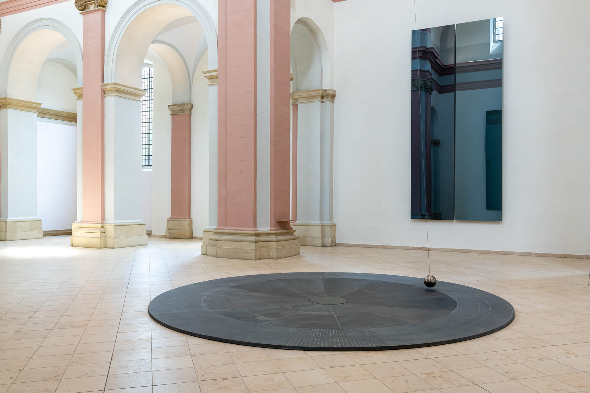 Gerhard Richters Kunstwerk "Zwei Graue Doppelspiegel für ein Pendel" 
