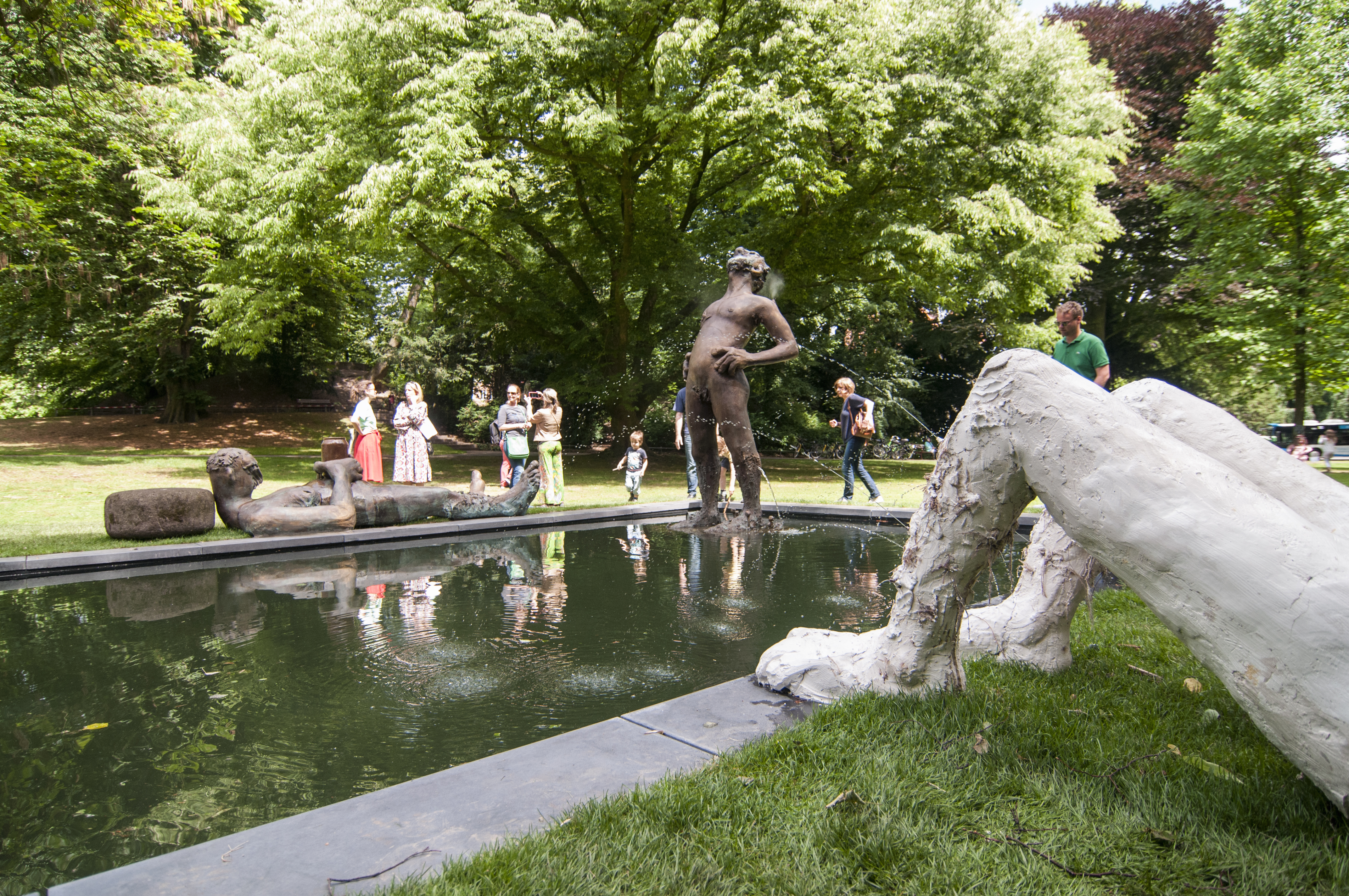 Die Skulptur „Sketch for a Fountain“ von Nicole Eisenman steht an der Promenade