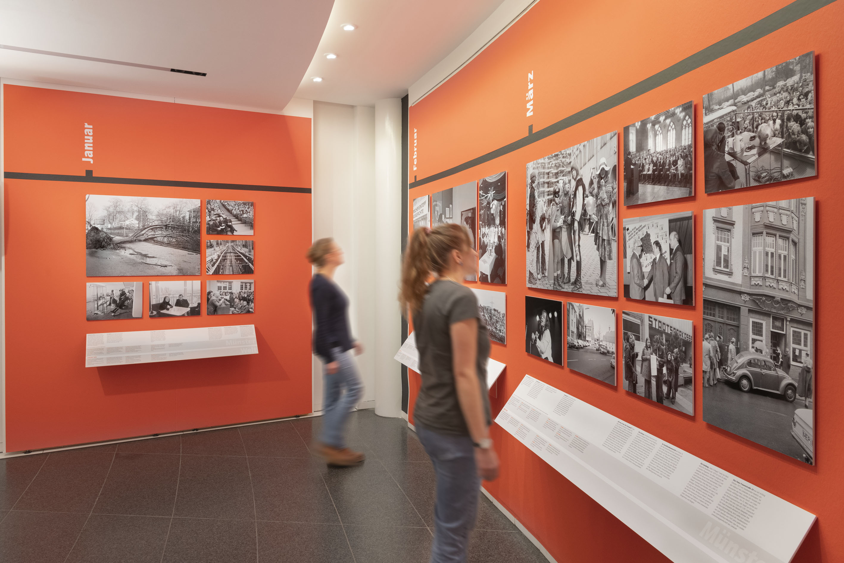 Raum im Stadtmuseum mit ausgestellten Schwarz-Weiß-Fotos
