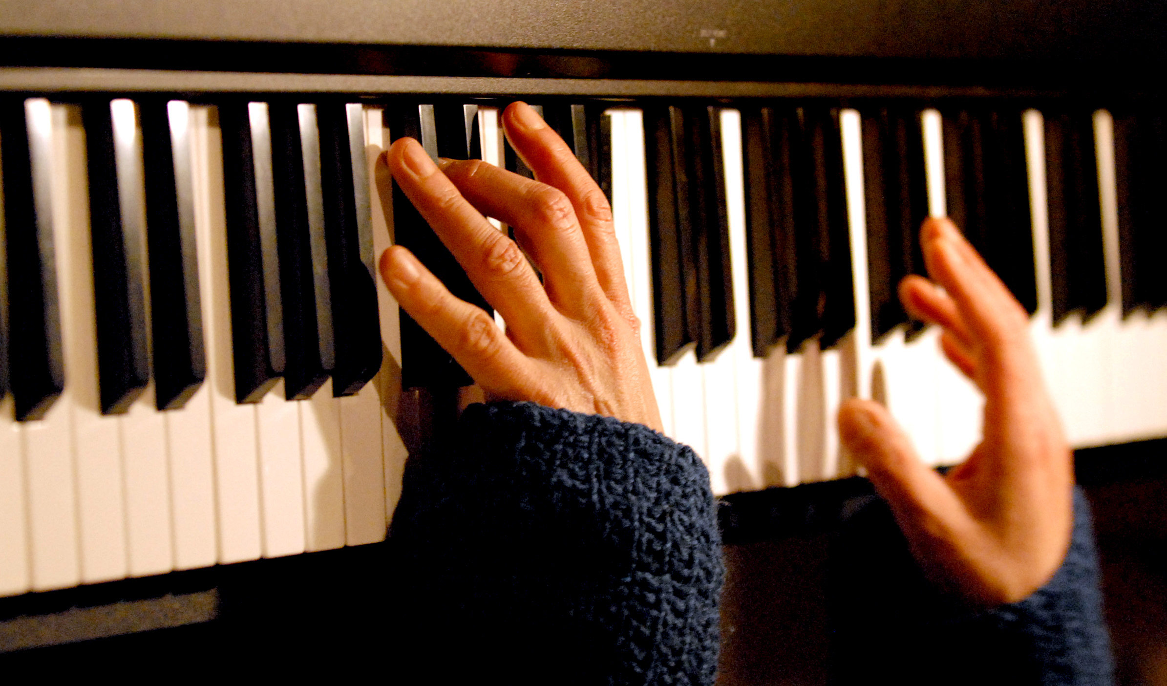Eine Person spielt Klavier