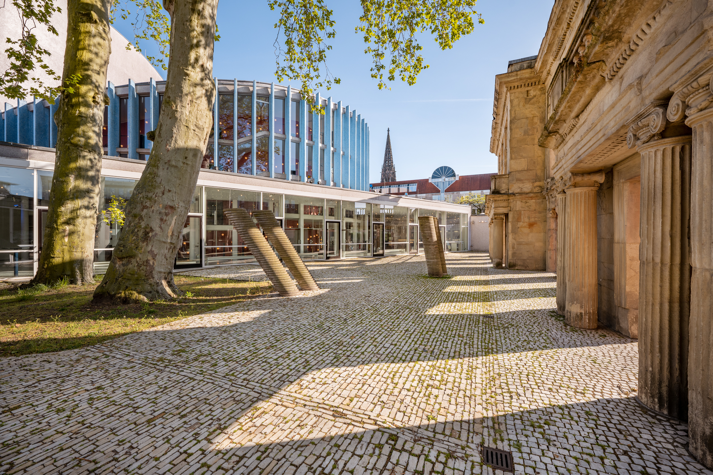 Blick auf die Überreste des alten Stadttheaters und den Neubau