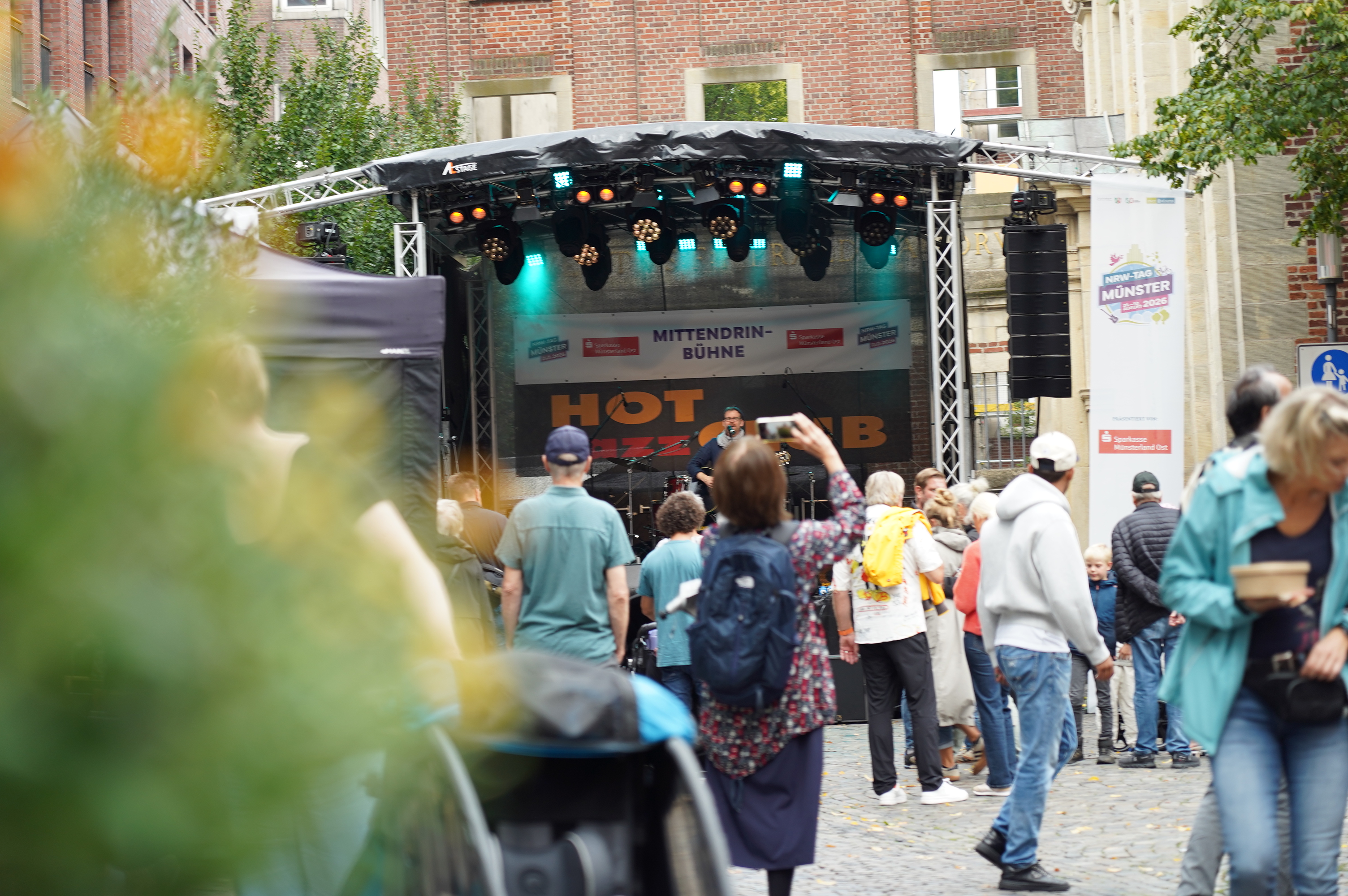 Eine Band spielt auf der Bühne an der Dominikanerkirche.