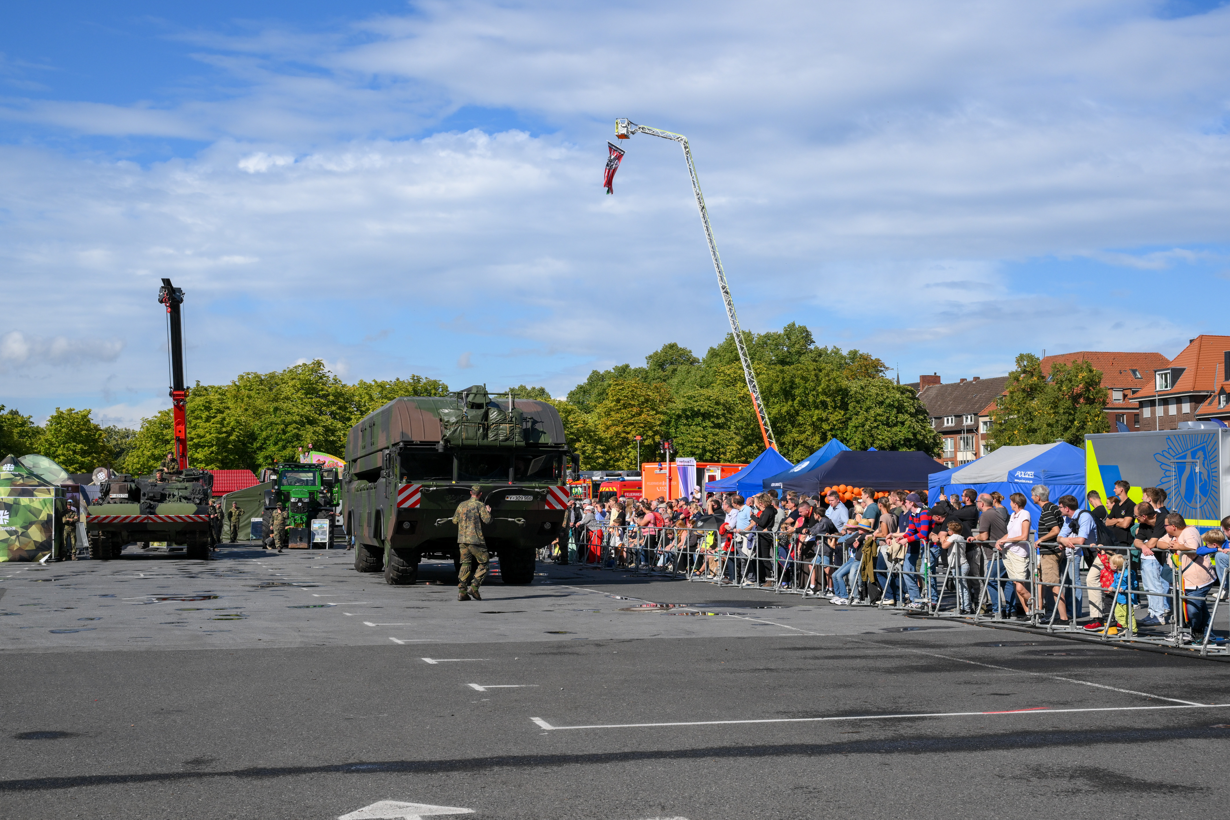 Die Bundeswehr führt Gefechtsfahrzeuge auf der Blaulichtmeile vor. 
