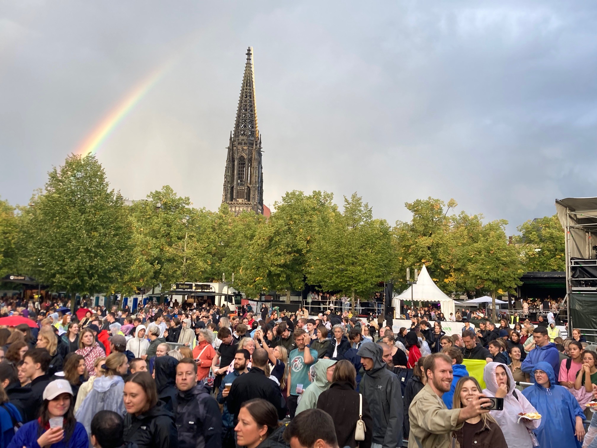 Regenbogen vor Lamberti