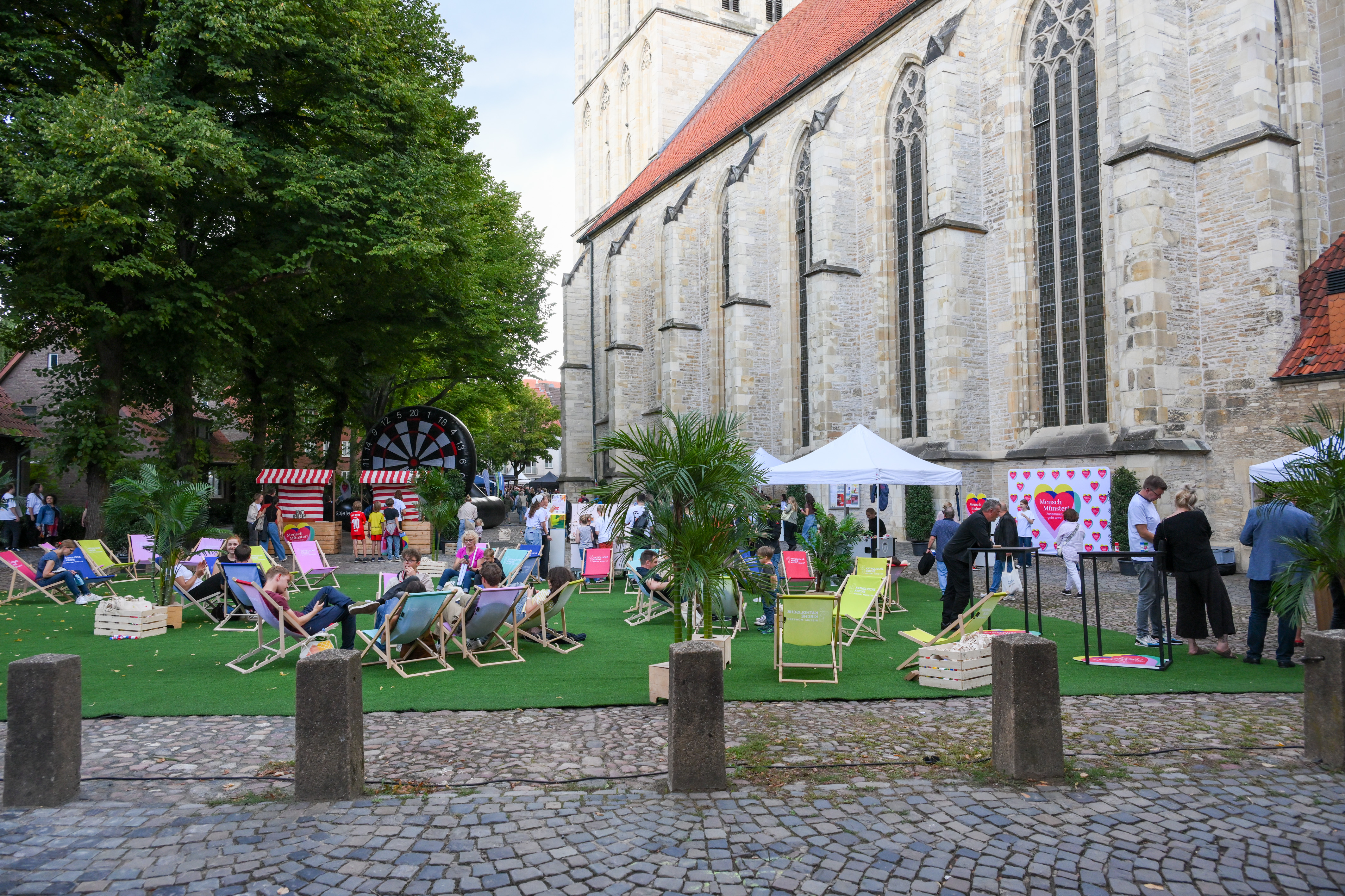 Liegestühle an der Überwasserkirche