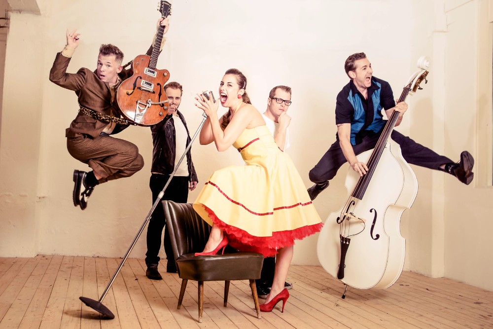Bandfoto mit Instrumenten