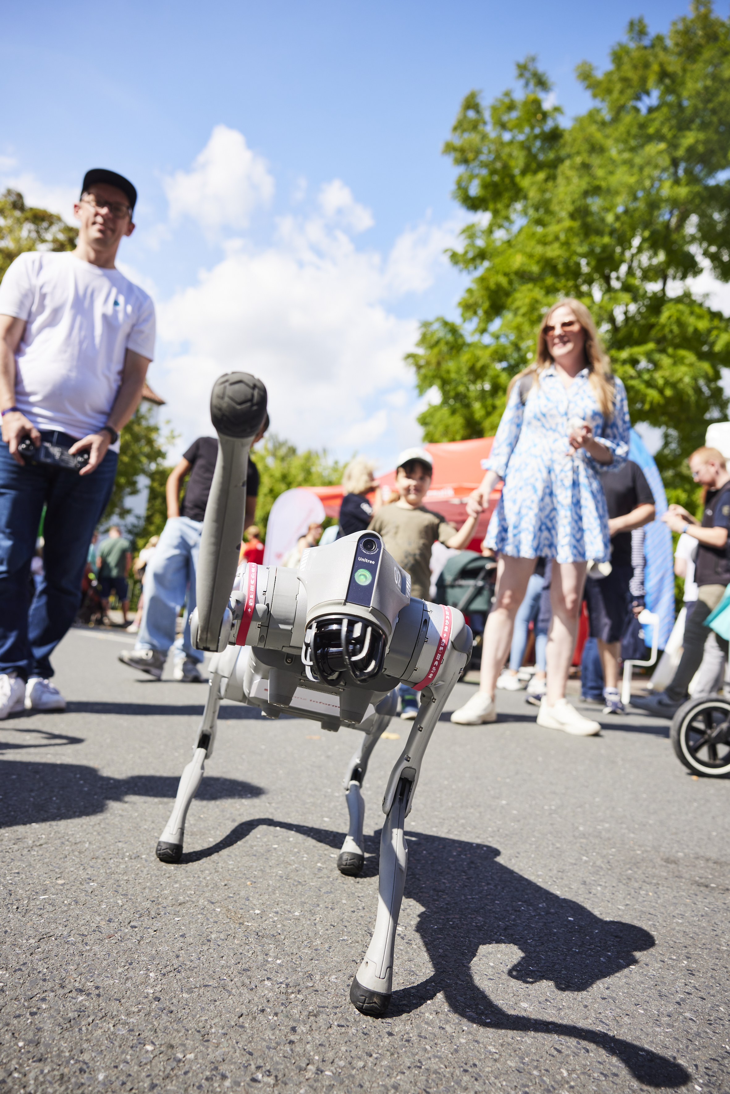 Ein Roboterhund auf der Wissenschaftsmeile. 