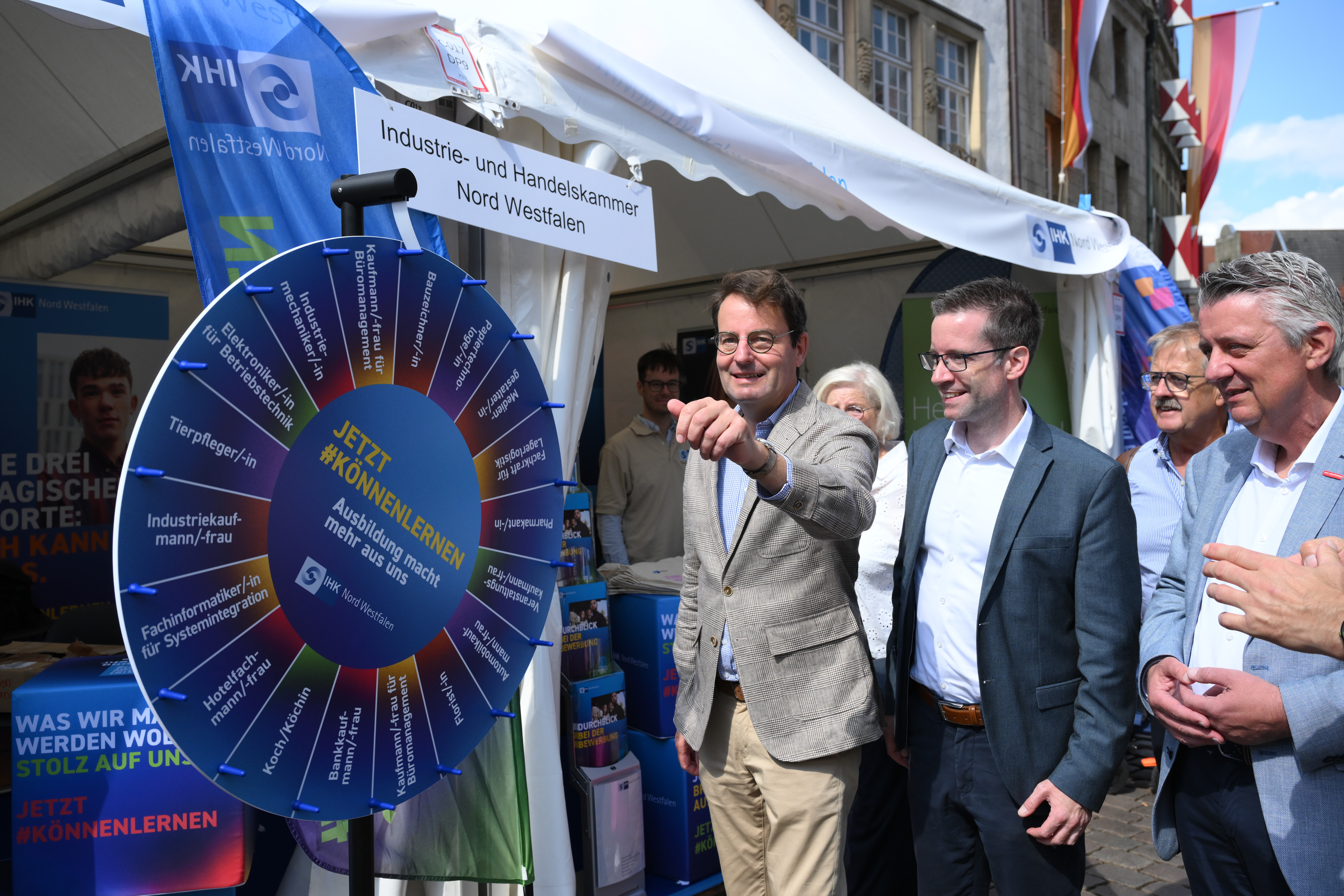 Andreas Bothe, Regierungspräsident der Bezirksregierung Münster beim Rundgang über die Meilen. 