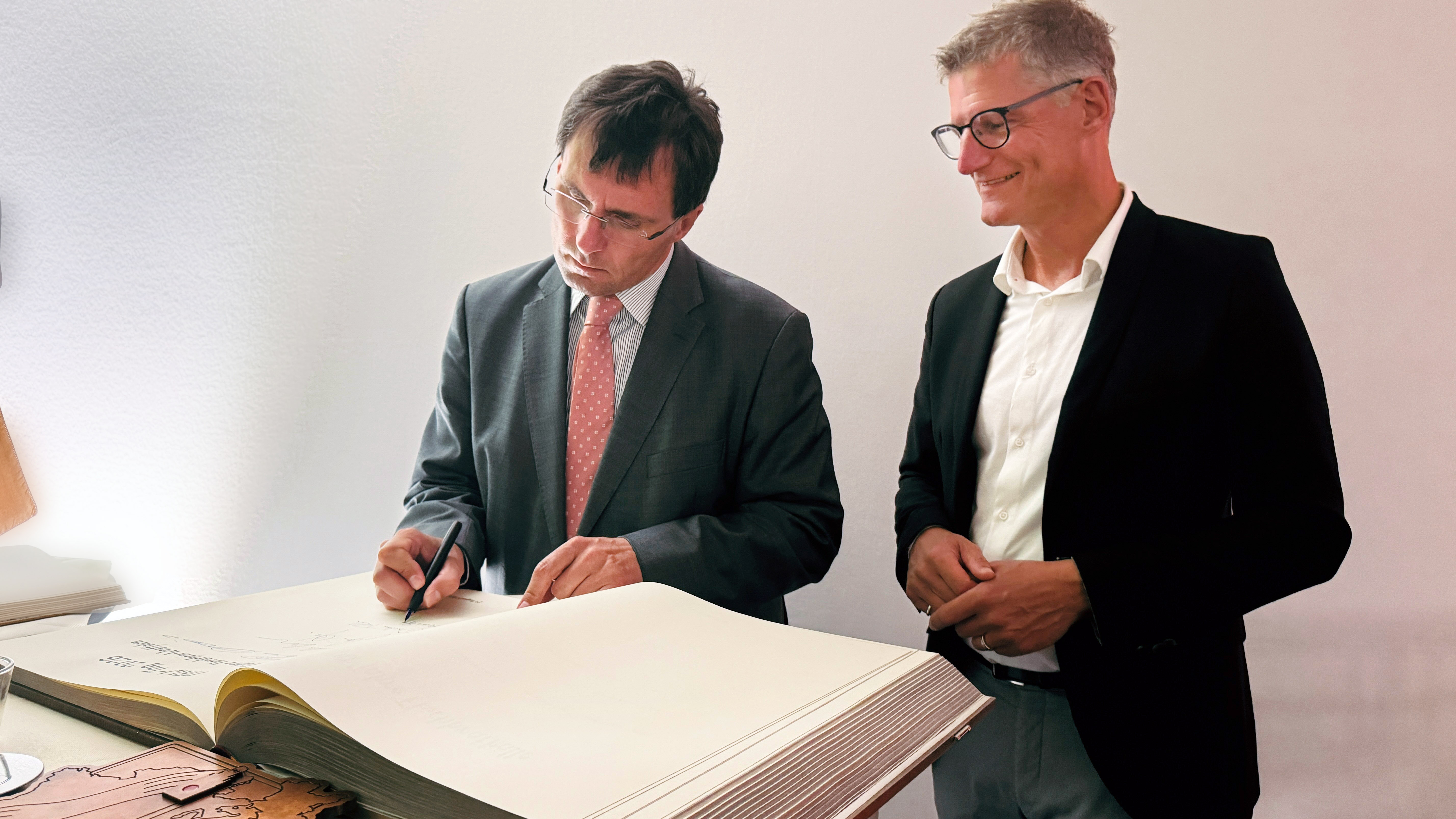Dr. Marcus Optendrenk MdL, Minister der Finanzen des Landes Nordrhein-Westfalen trägt sich ins Goldene Buch der Stadt Münster ein 