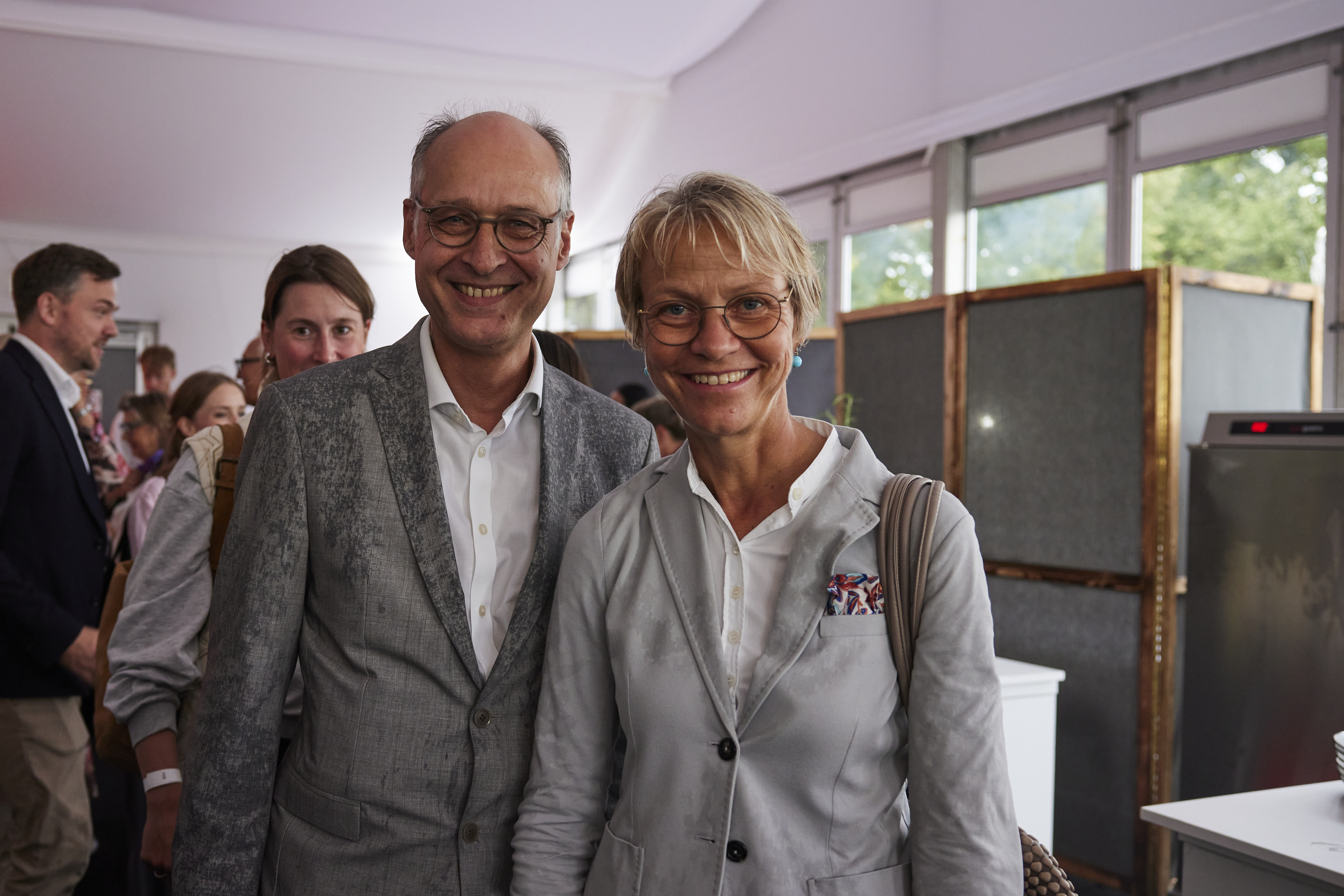 Dorothee Feller, Ministerin für Schule und Bildung des Landes Nordrhein-Westfalen mit Begleitung 