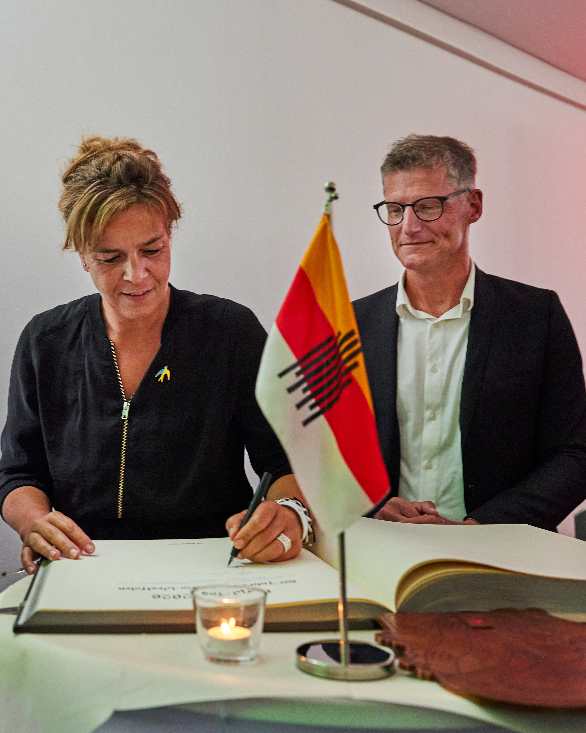 Mona Neubaur, stellvertretende Ministerpräsidentin des Landes Nordrhein-Westfalen, trägt sich ins Goldene Buch der Stadt ein.