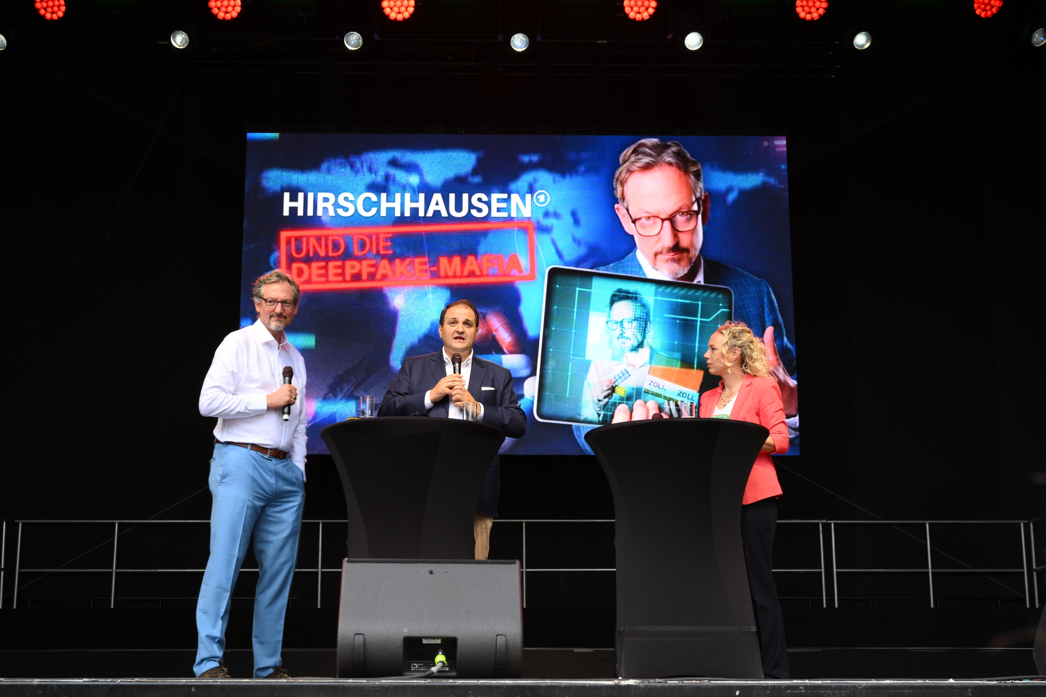 Auf dem Domplatz sprachen Eckart von Hirschhausen und NRW-Medienminister Nathanael Liminski über soziale Medien und Fake News.