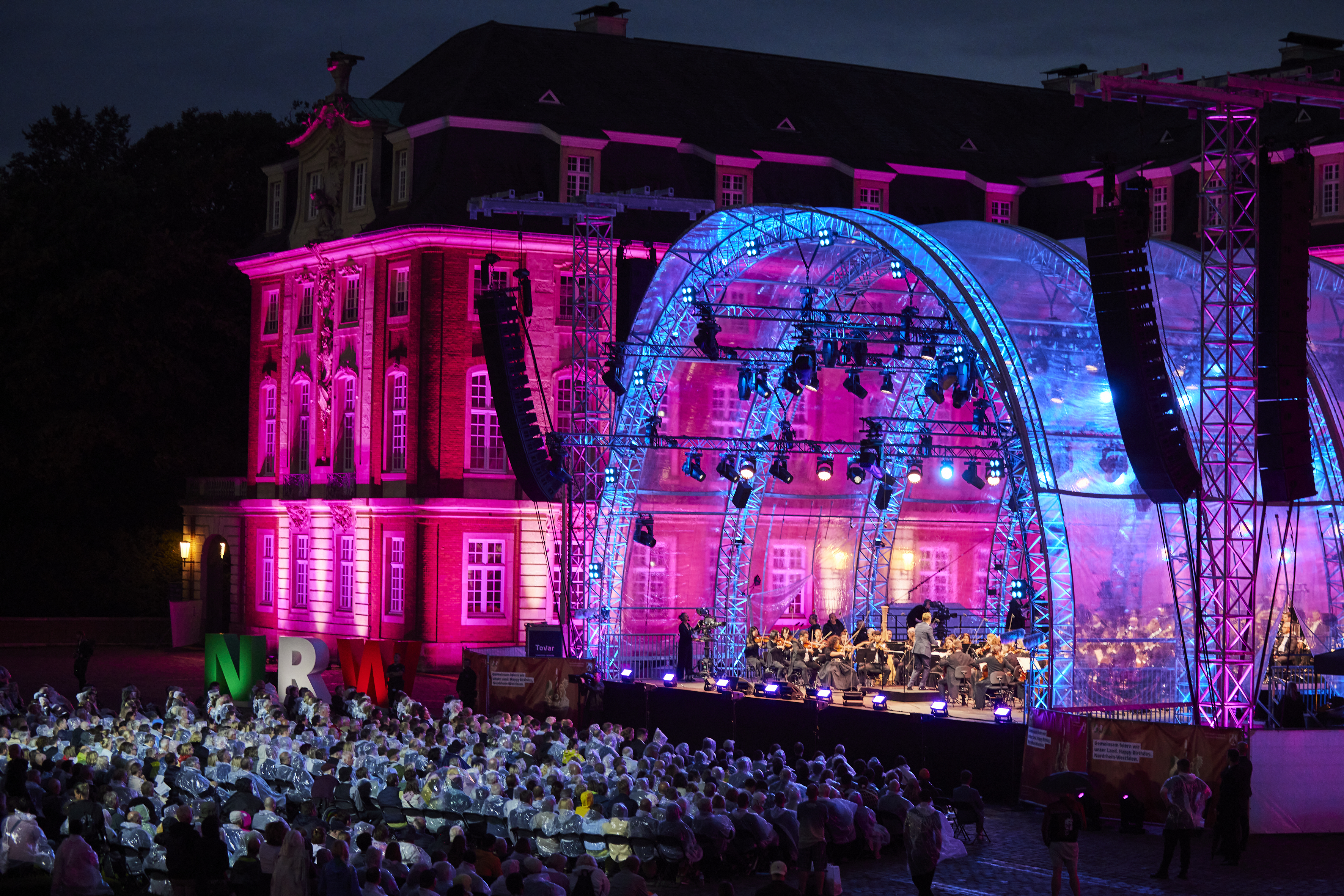 Es spielt die Philharmonie Südwestfalen unter der Leitung von Chefdirigent Ingmar Beck sowie international renommierte Solistinnen und Solisten.