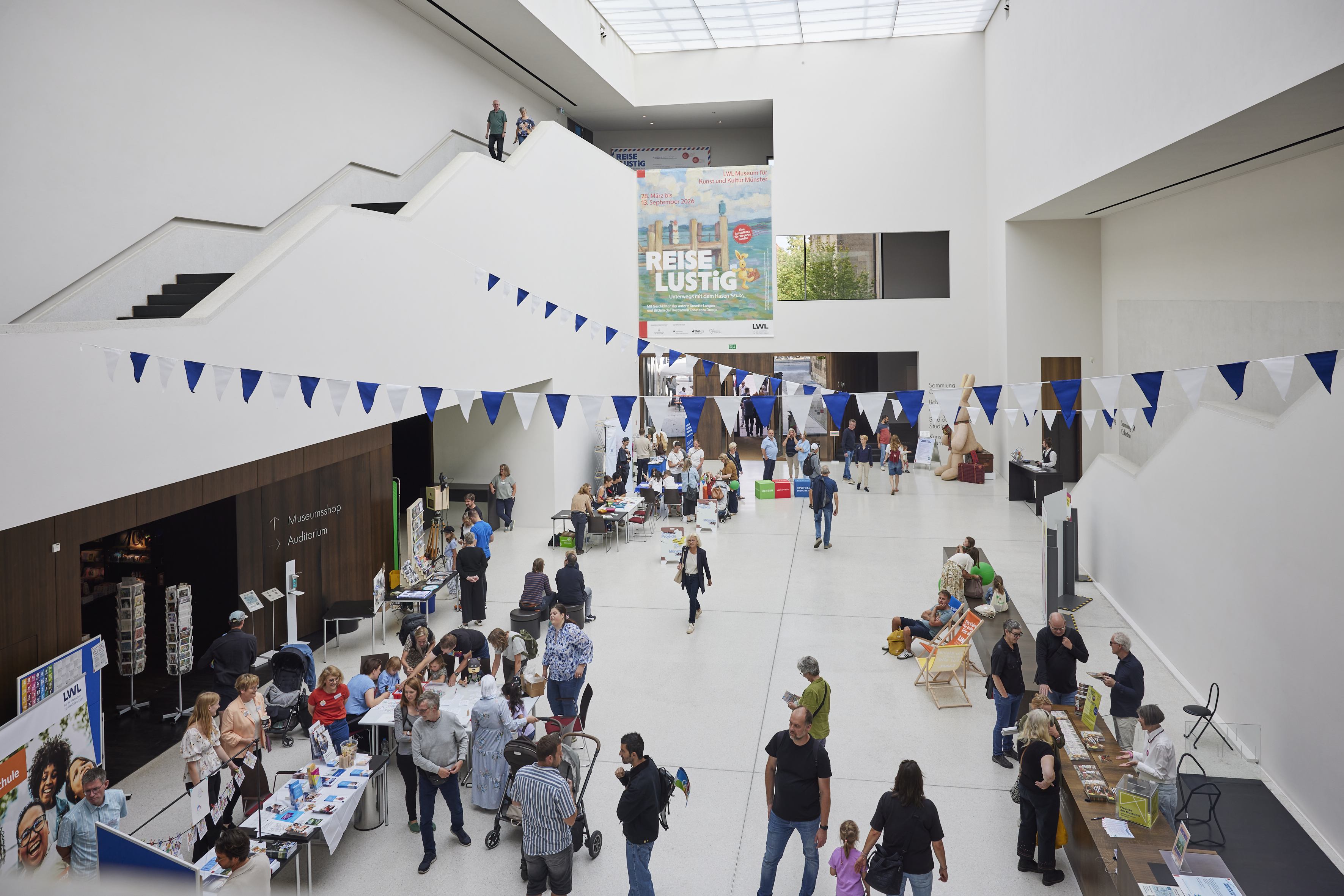 Eine große Halle mit Ständen 