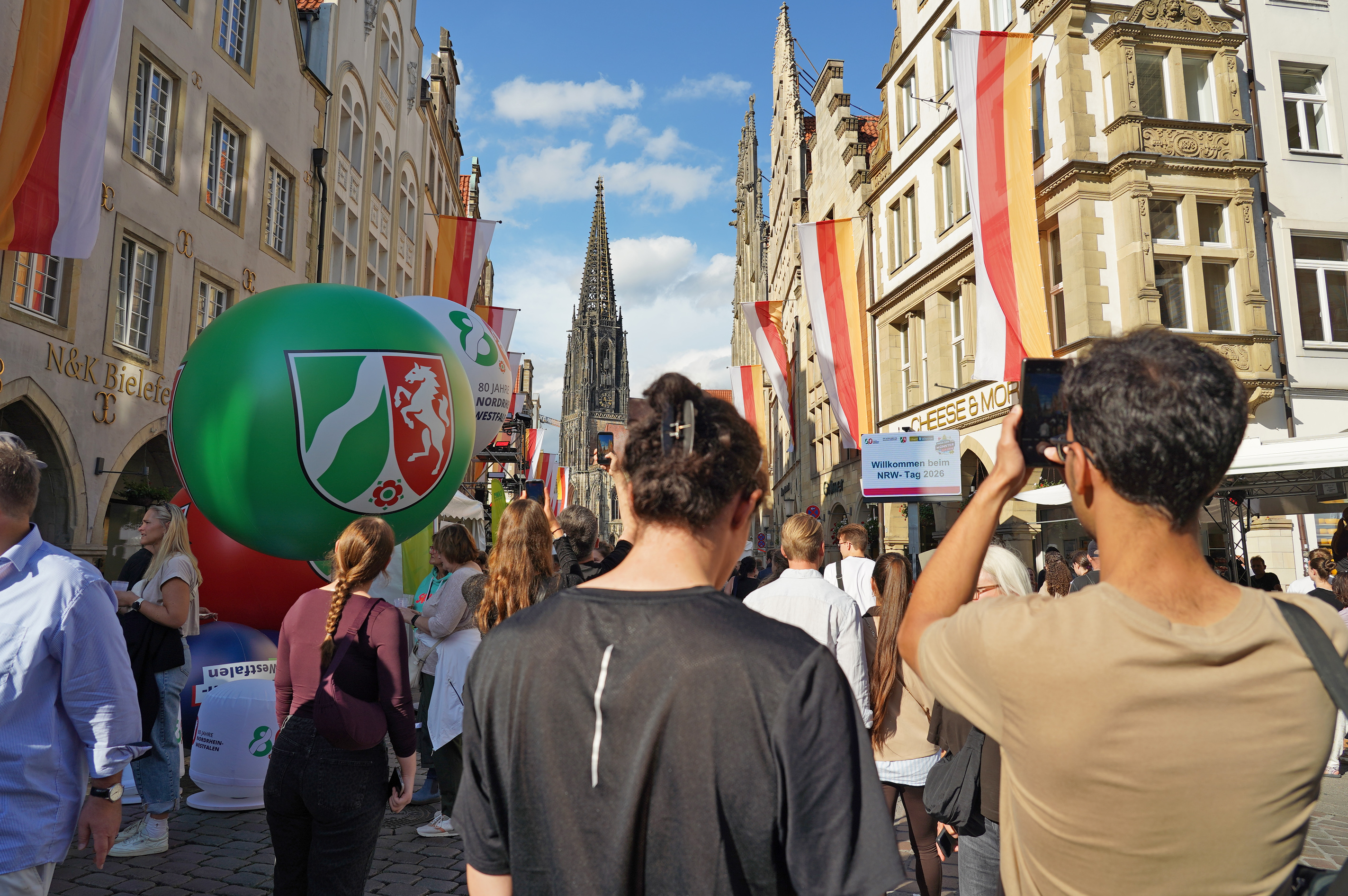 Vielen Menschen auf dem mit NRW-Flaggen geschmückten Prinzipalmarkt