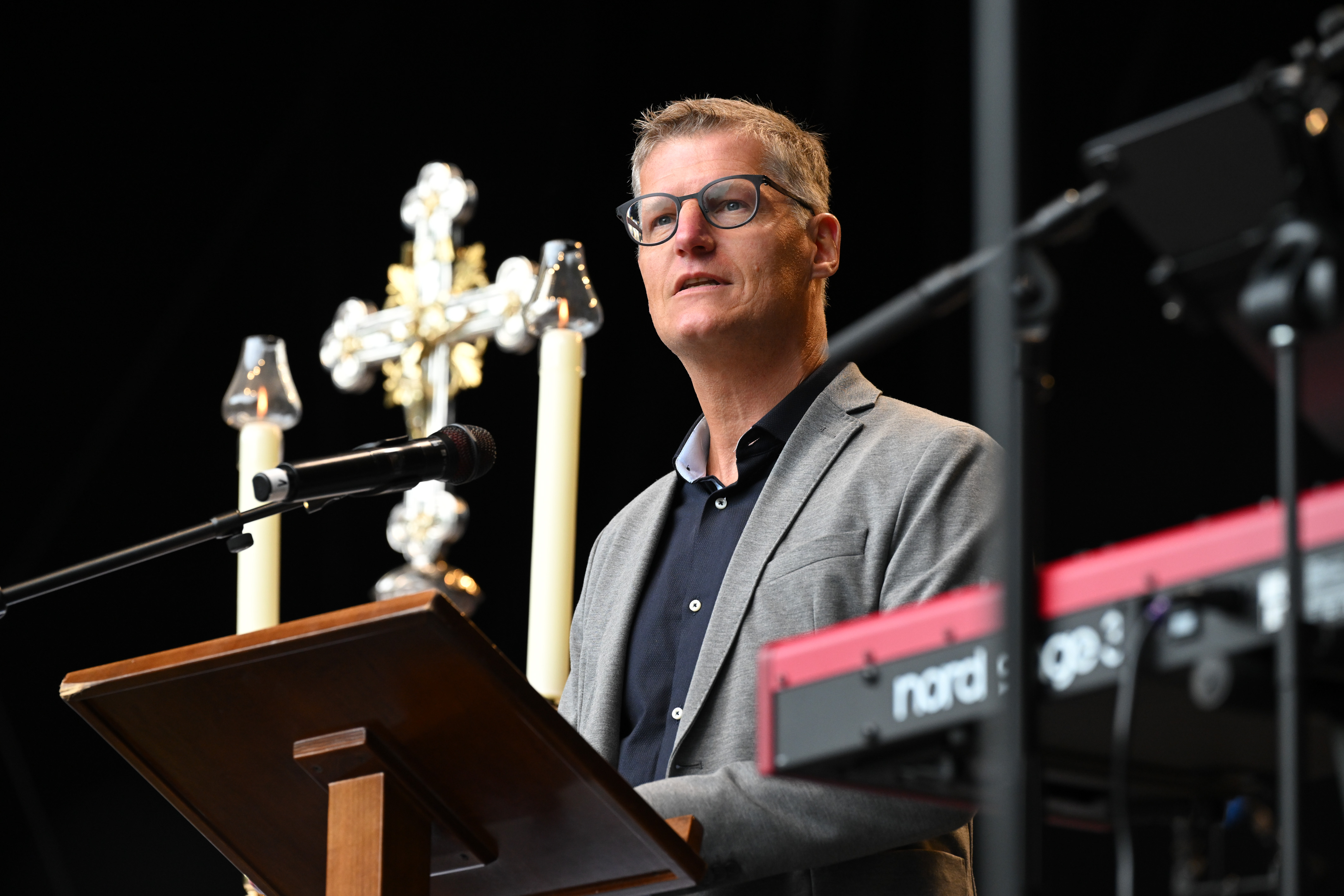Oberbürgermeister Tilman Fuchs hielt die Lesung beim Open-Air-Gottesdienst.