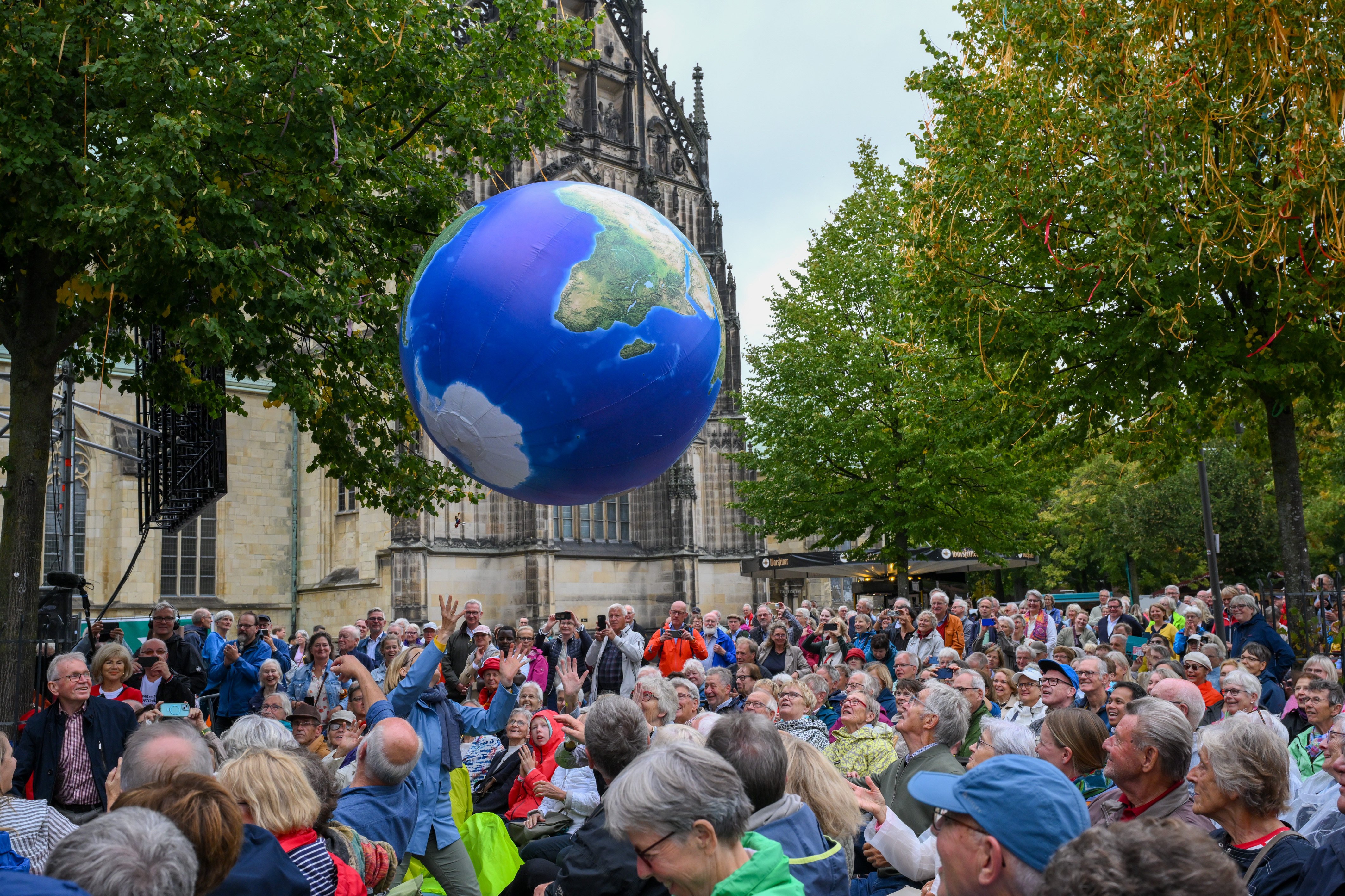 Aufgeblasene Weltkugel landet im Publikum vor dem Domplatz