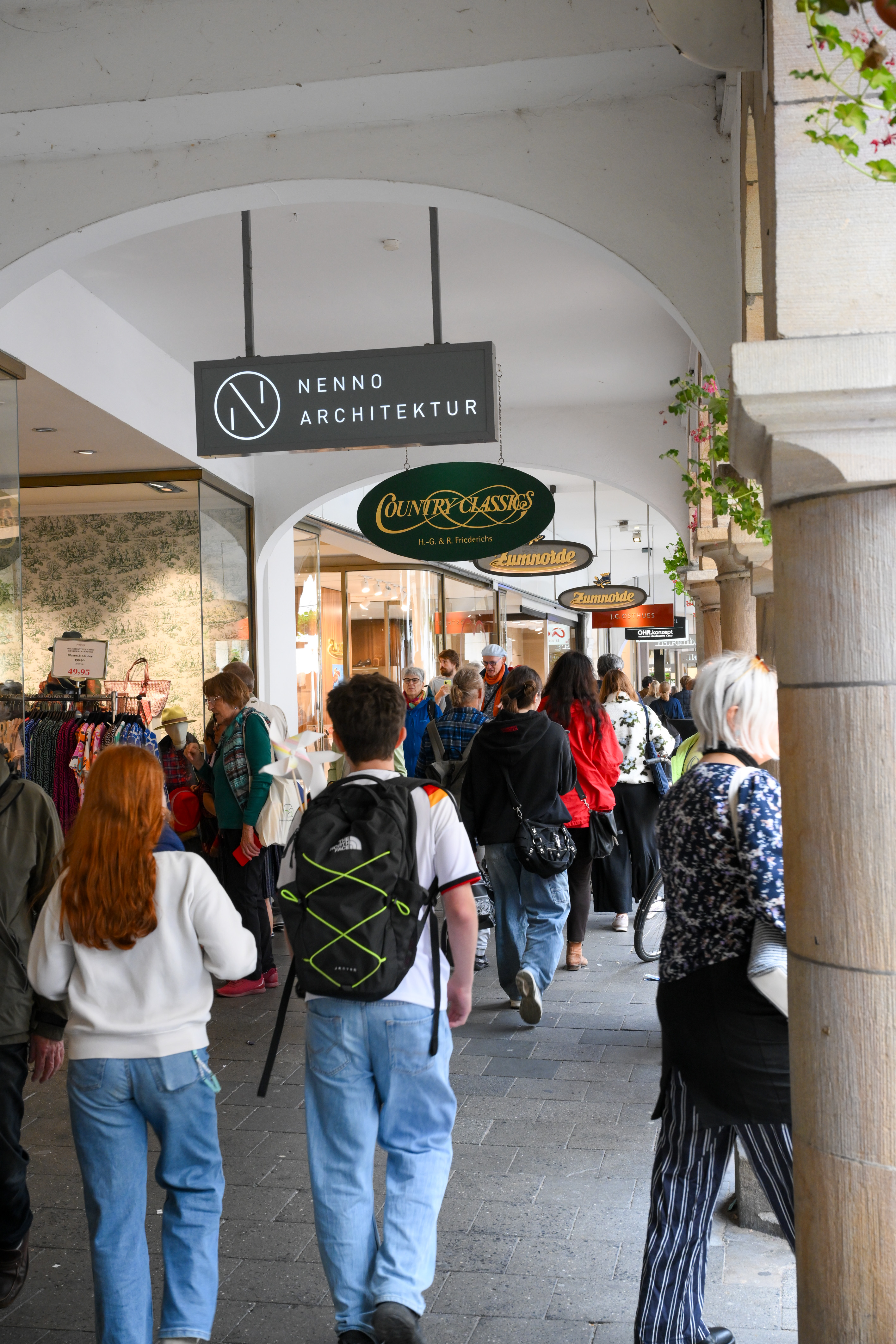 Menschen beim verkaufsoffenen Sonntag in der Innenstadt