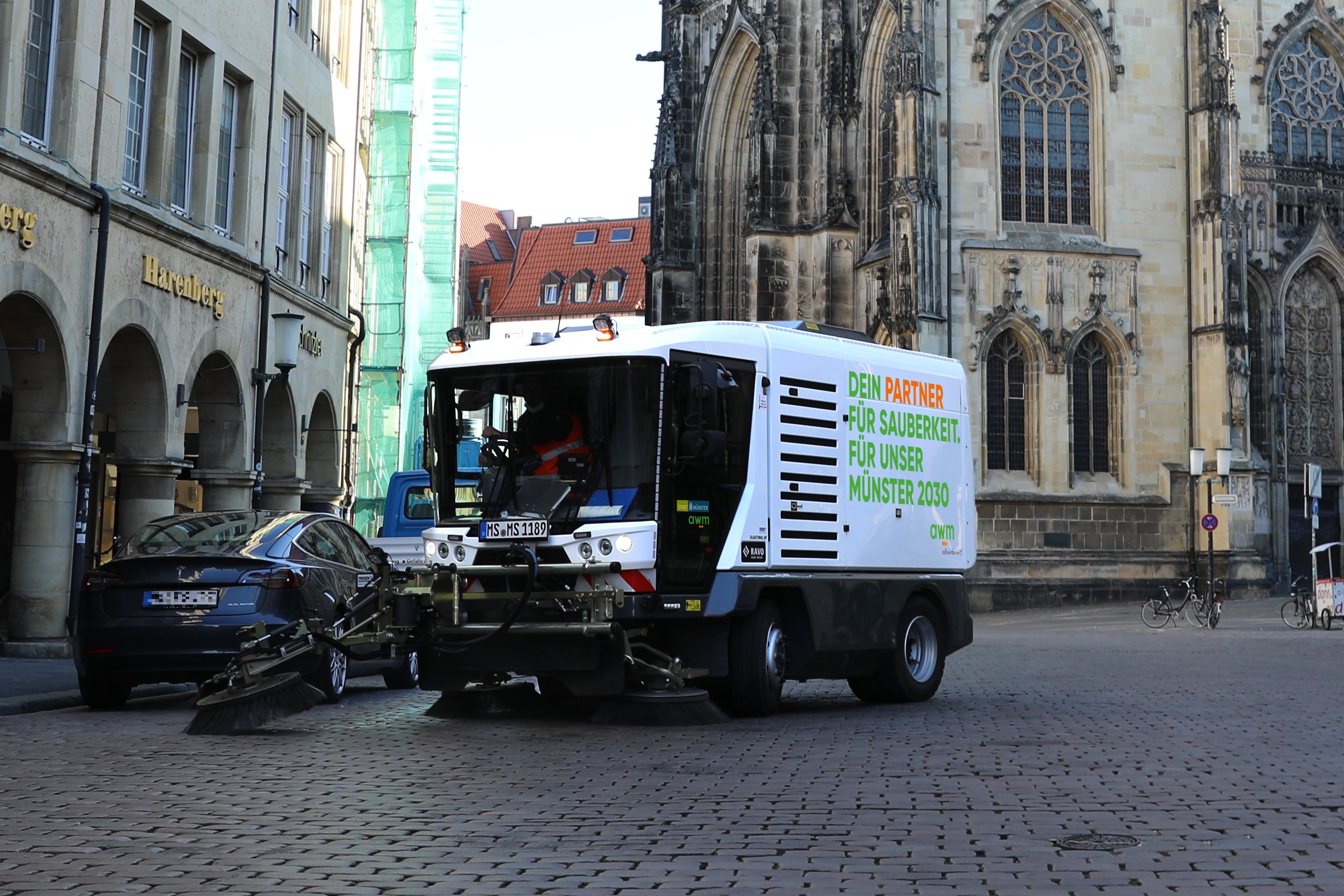 Eine Kehrmaschine vor der Lambertikirche