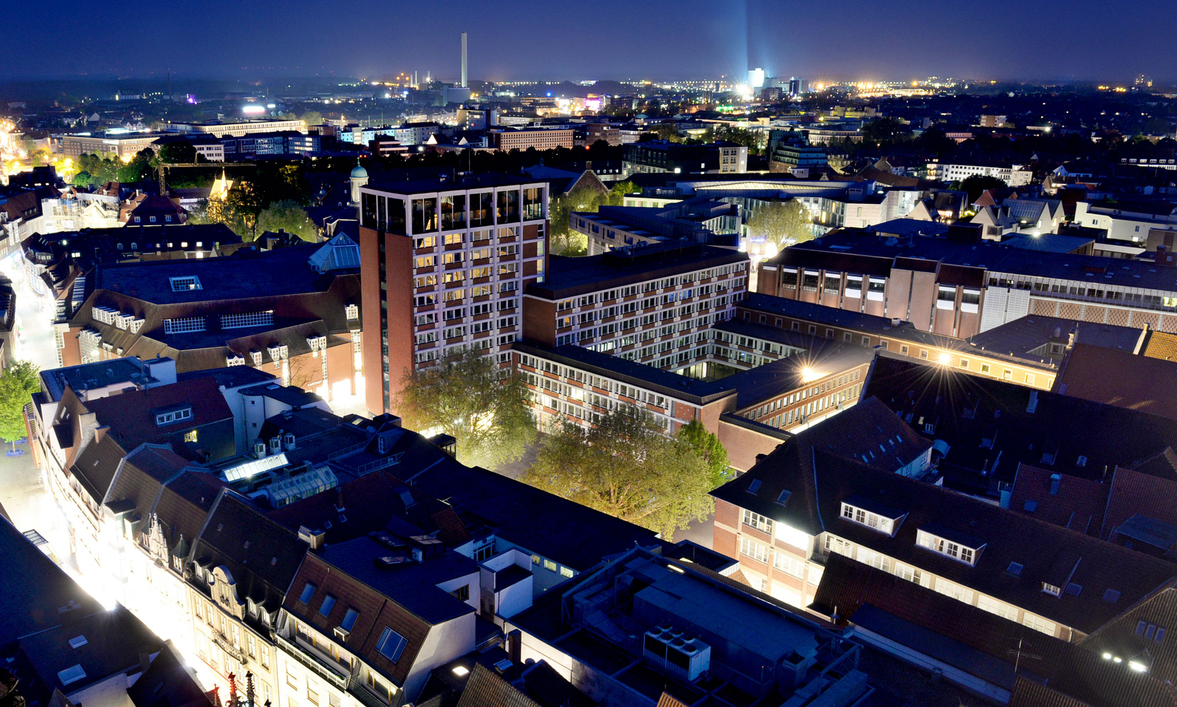 Blick auf das beleuchtete Stadthaus 1