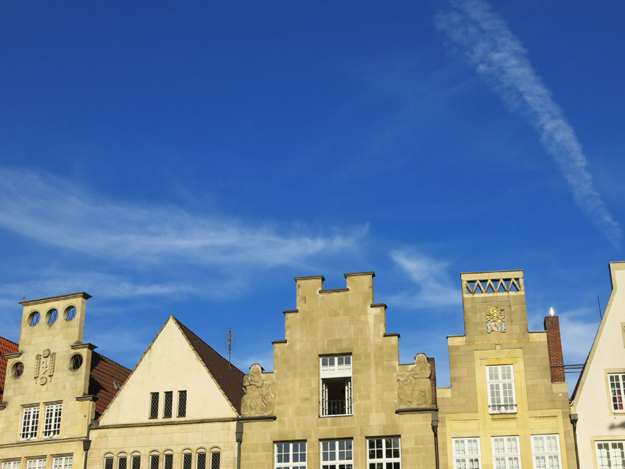 Giebelhäuser vor blauem Himmel