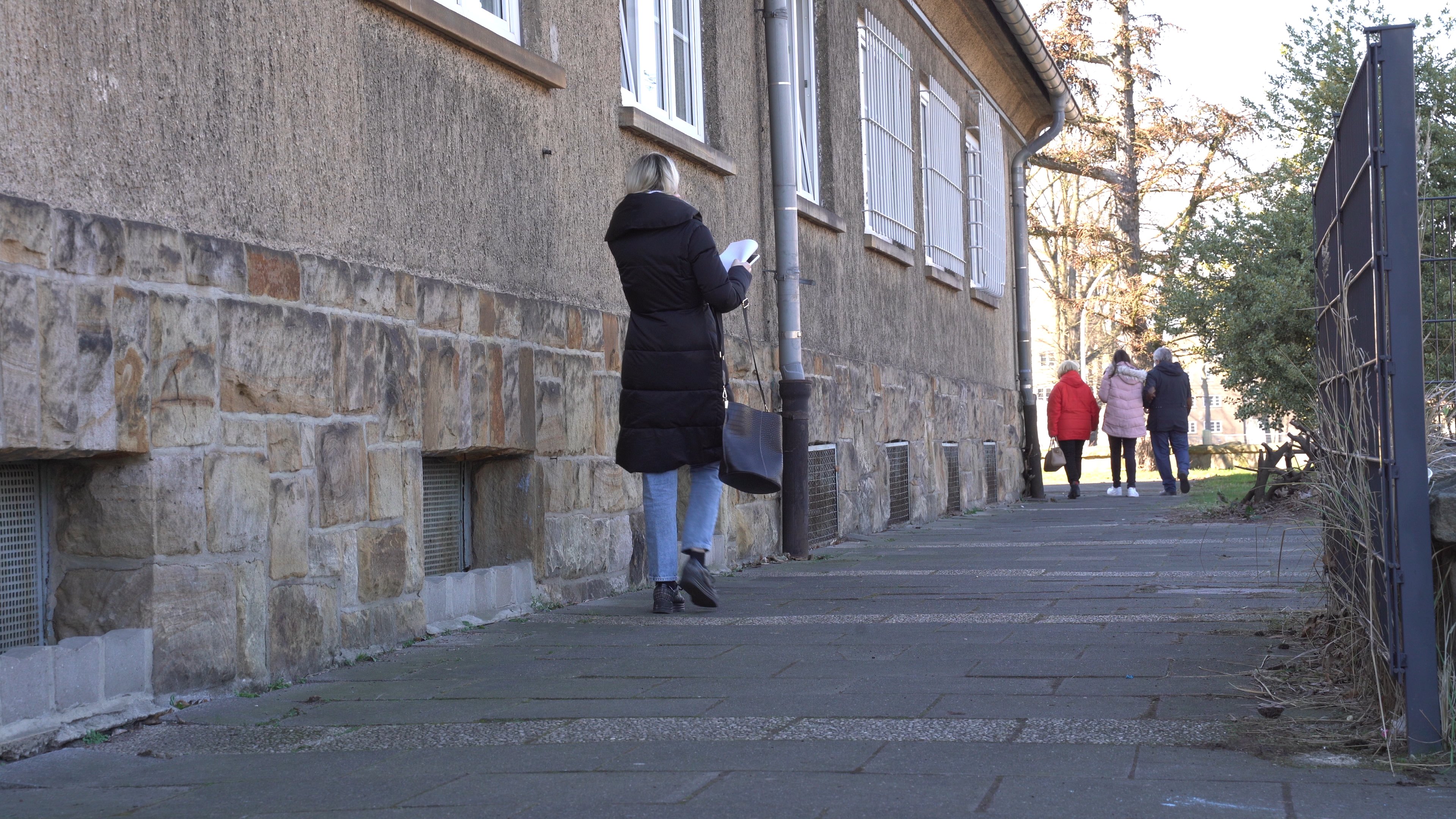 Menschen auf dem Bürgersteig