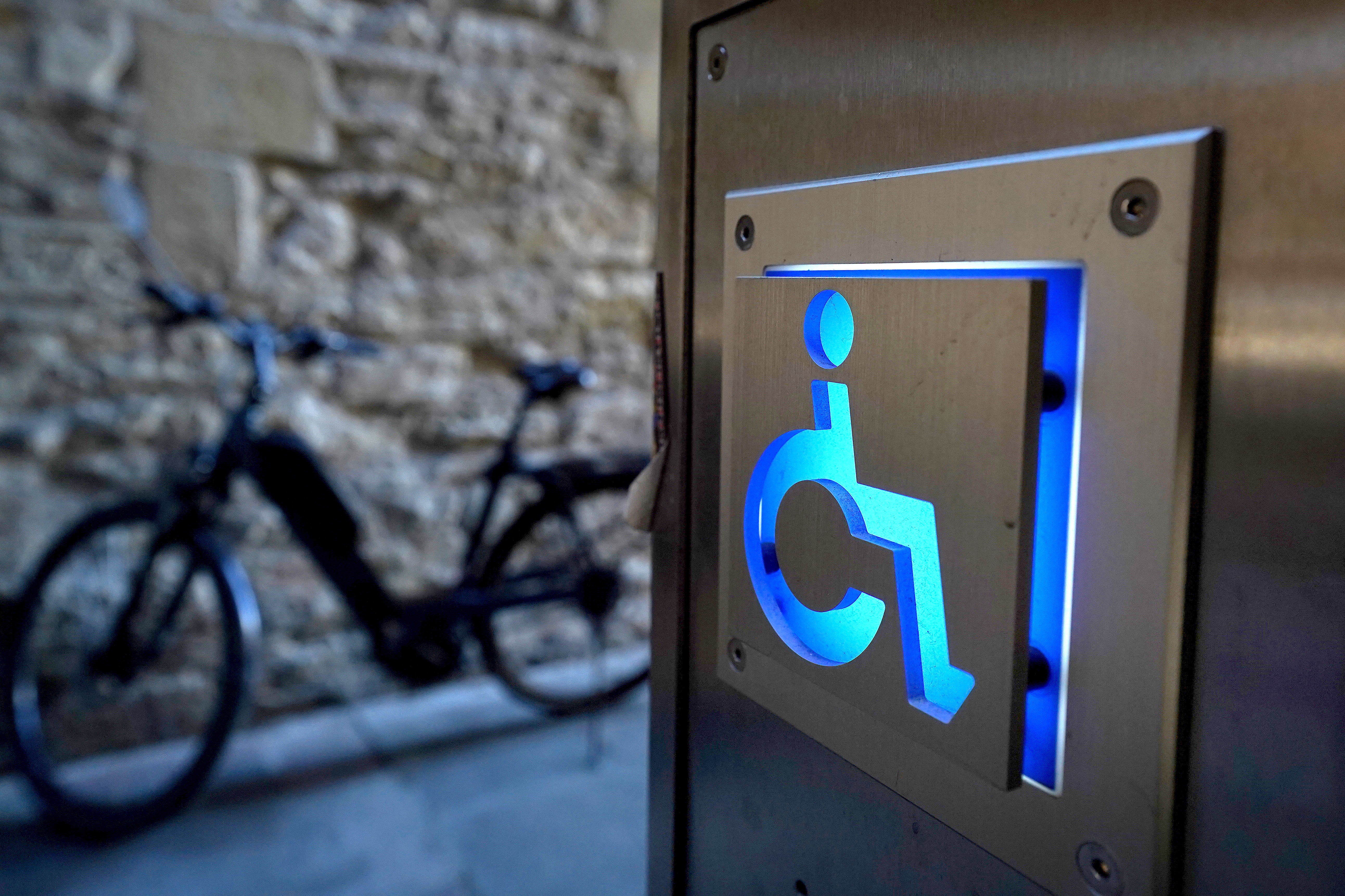 Aufzug mit einem leuchtenden Symbolbild Rollstuhl