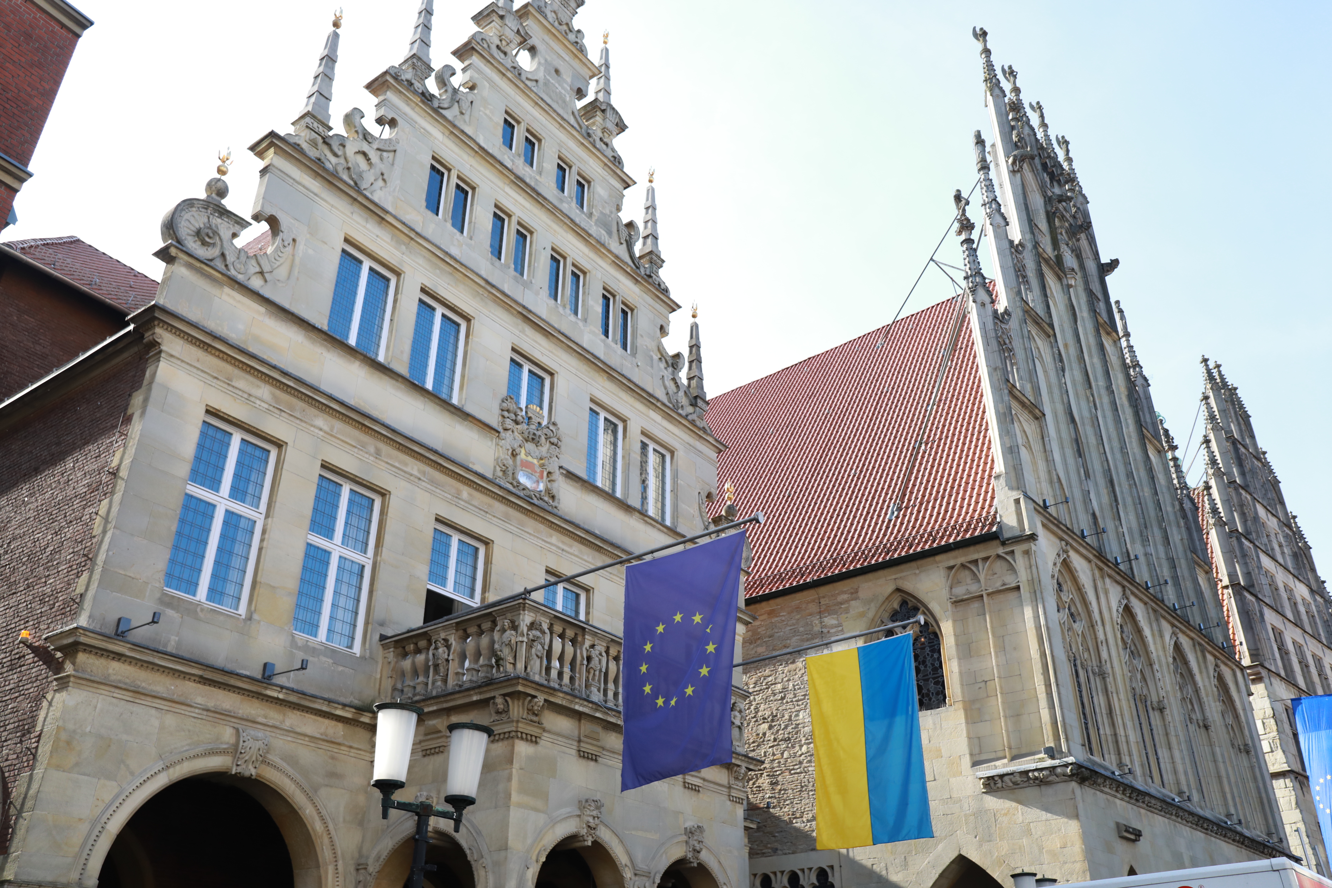 Europa- und Ukraine-Flagge am Stadtweinhaus