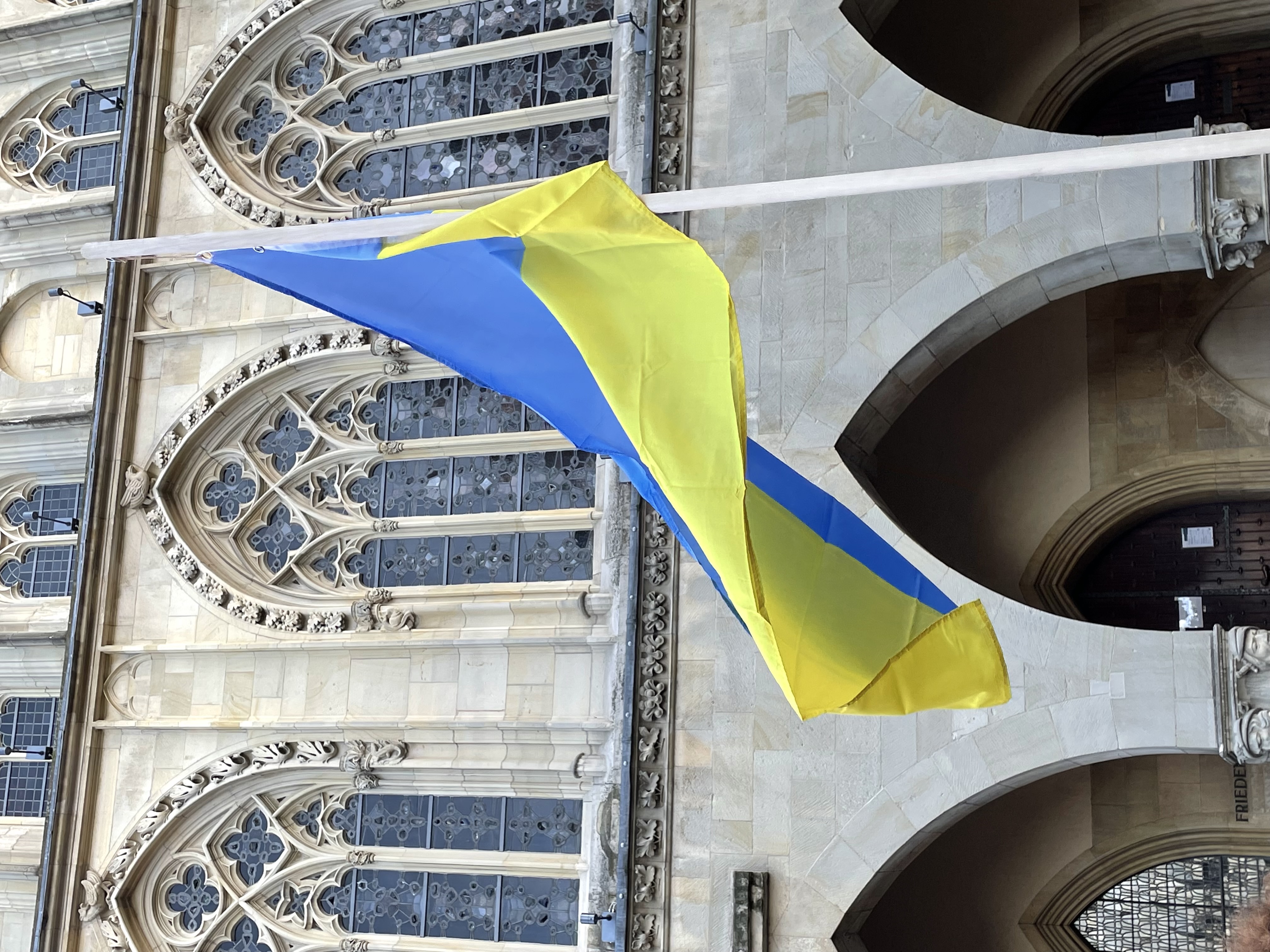 Eine ukrainische Flagge weht auf dem Prinzipalmarkt