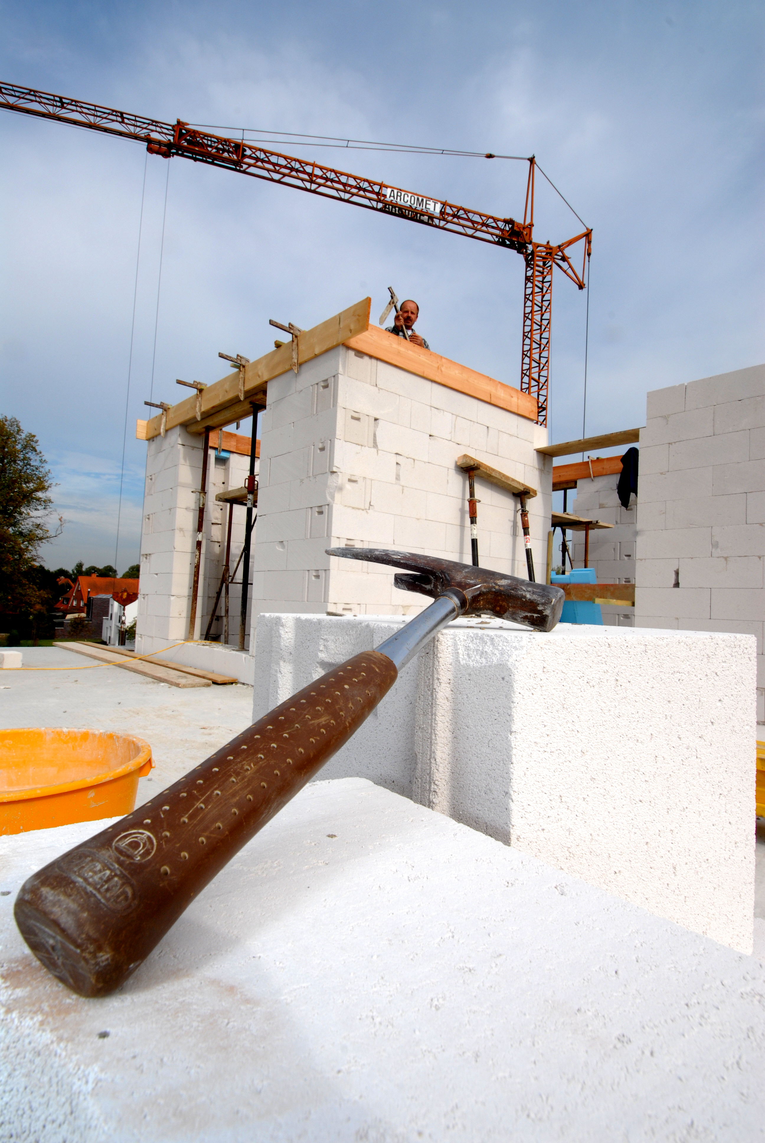 Ein Hammer auf einer Baustelle
