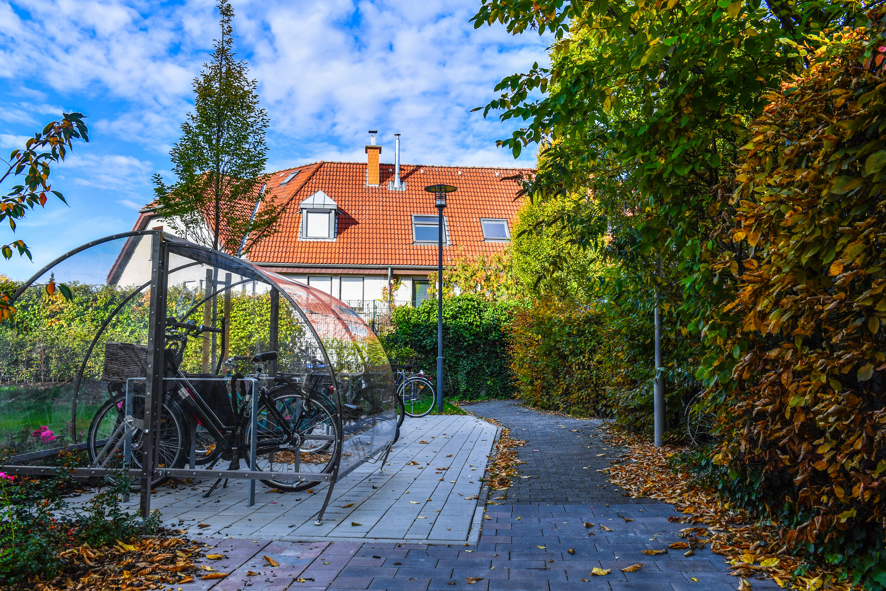 Fahrradständer vor einem Haus