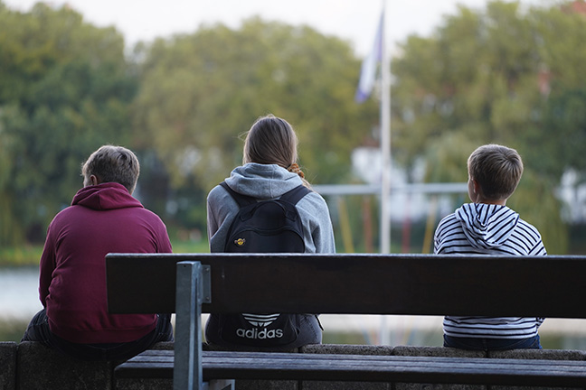 Menschen auf einer Parkbank