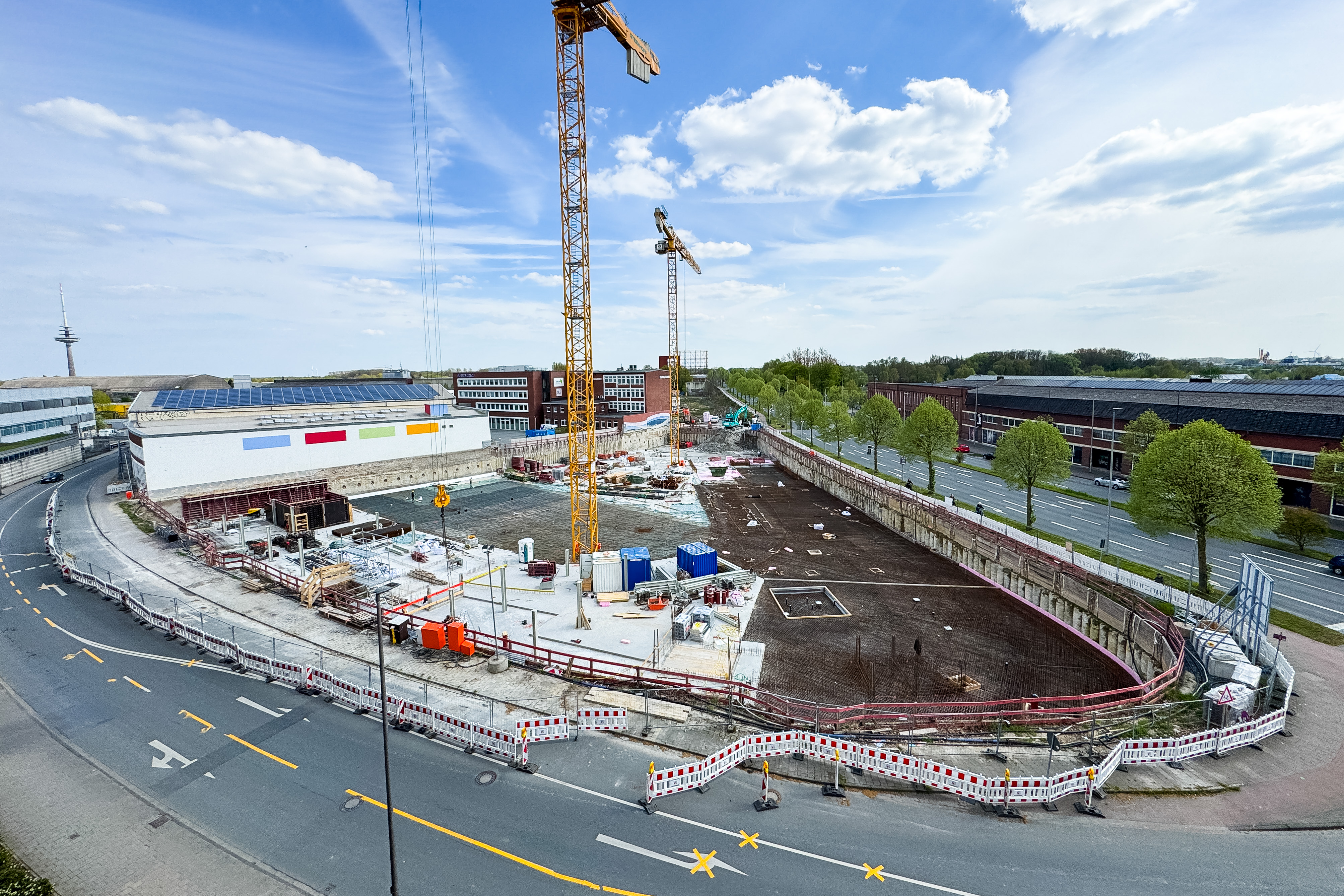 Blick auf die Baustelle mit zwei Kränen