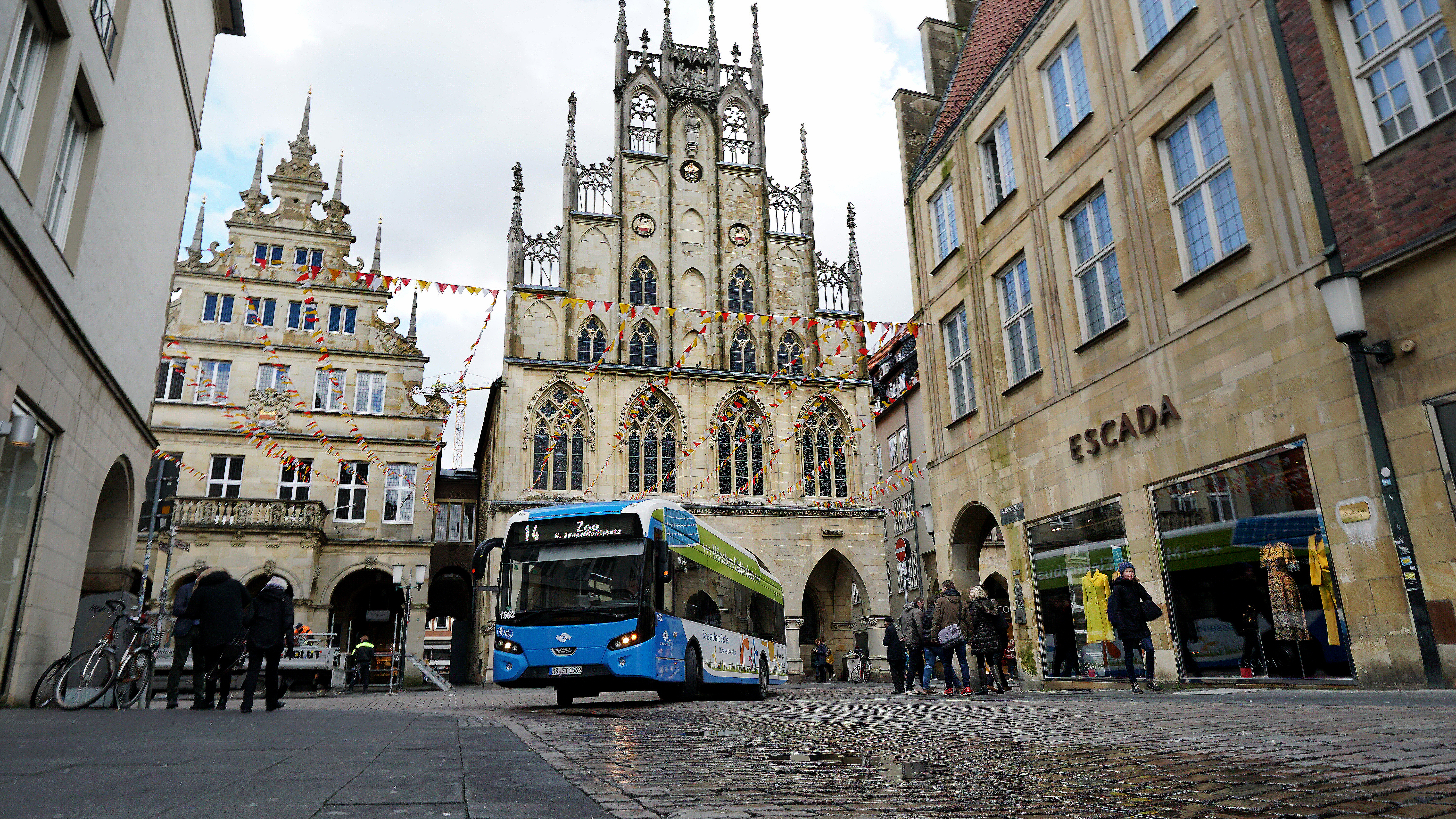 Bus auf dem Prinzipalmarkt vor Münsters Rathaus