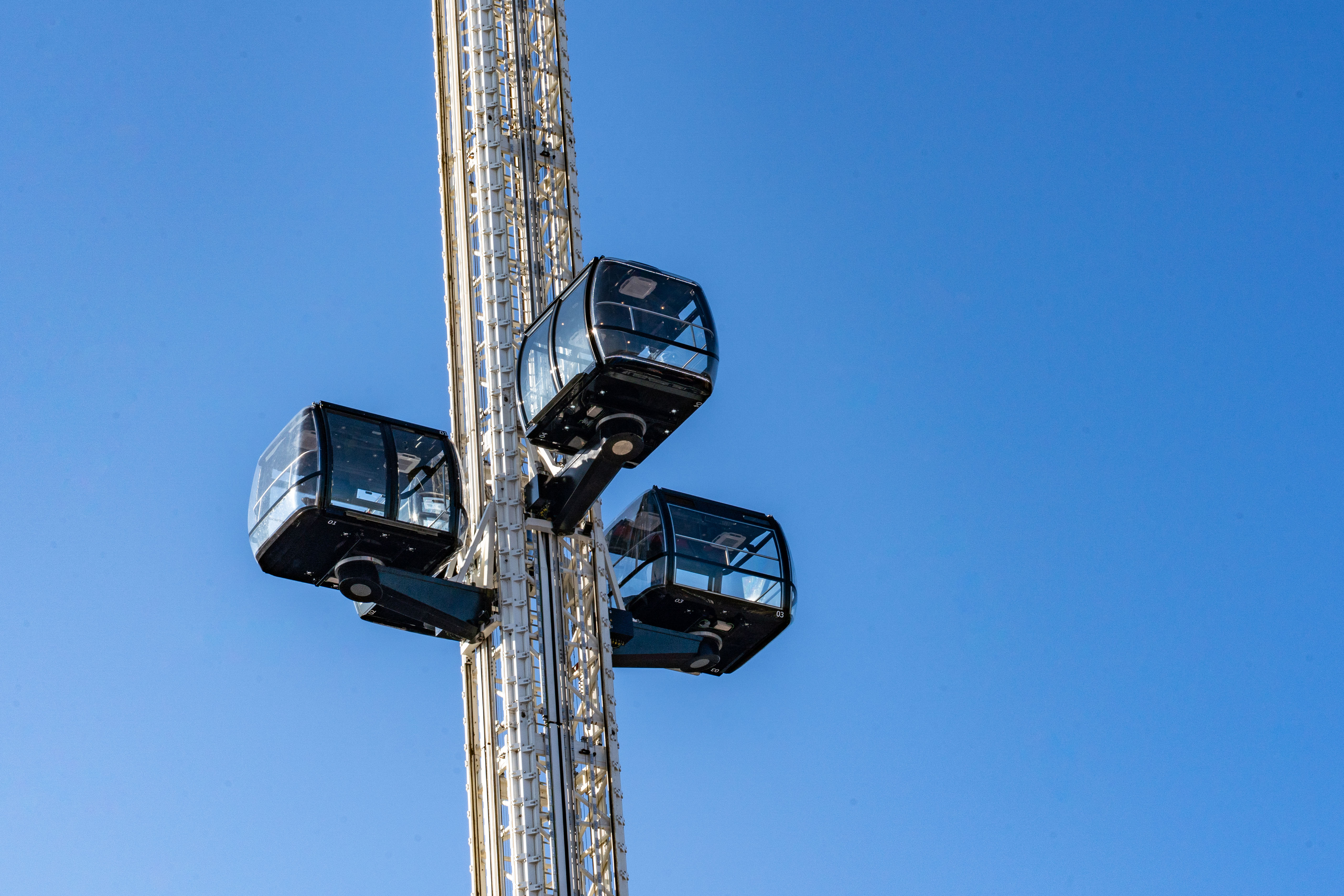 Detailansicht der Gondeln des Skylifts „Look 360° Panorama“. 