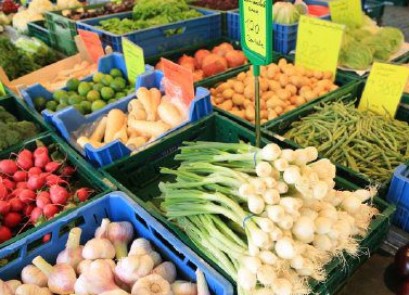 Gemüsestand auf dem Wochenmarkt vor dem Dom