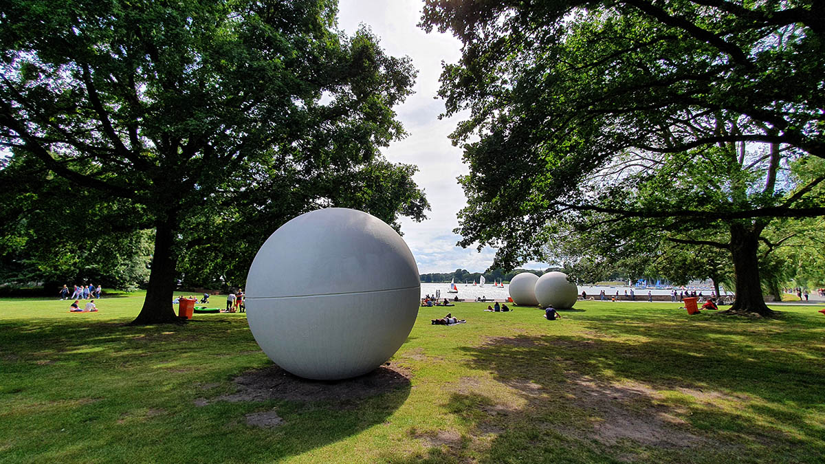 Die Giant Pool Balls von Claes Oldenburg am Aasee in Münster