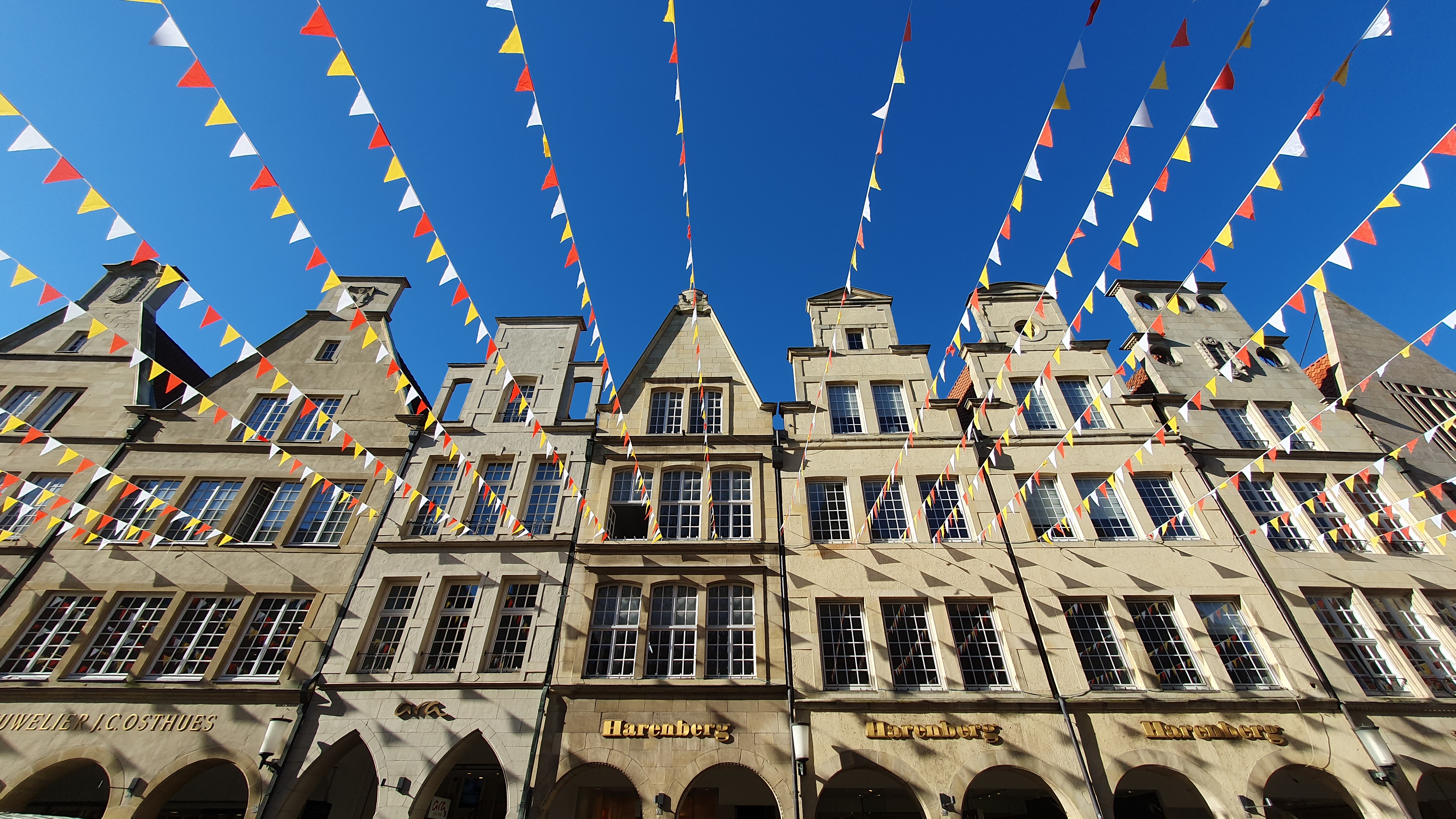Mit Fähnchen geschmückter Prinzipalmarkt