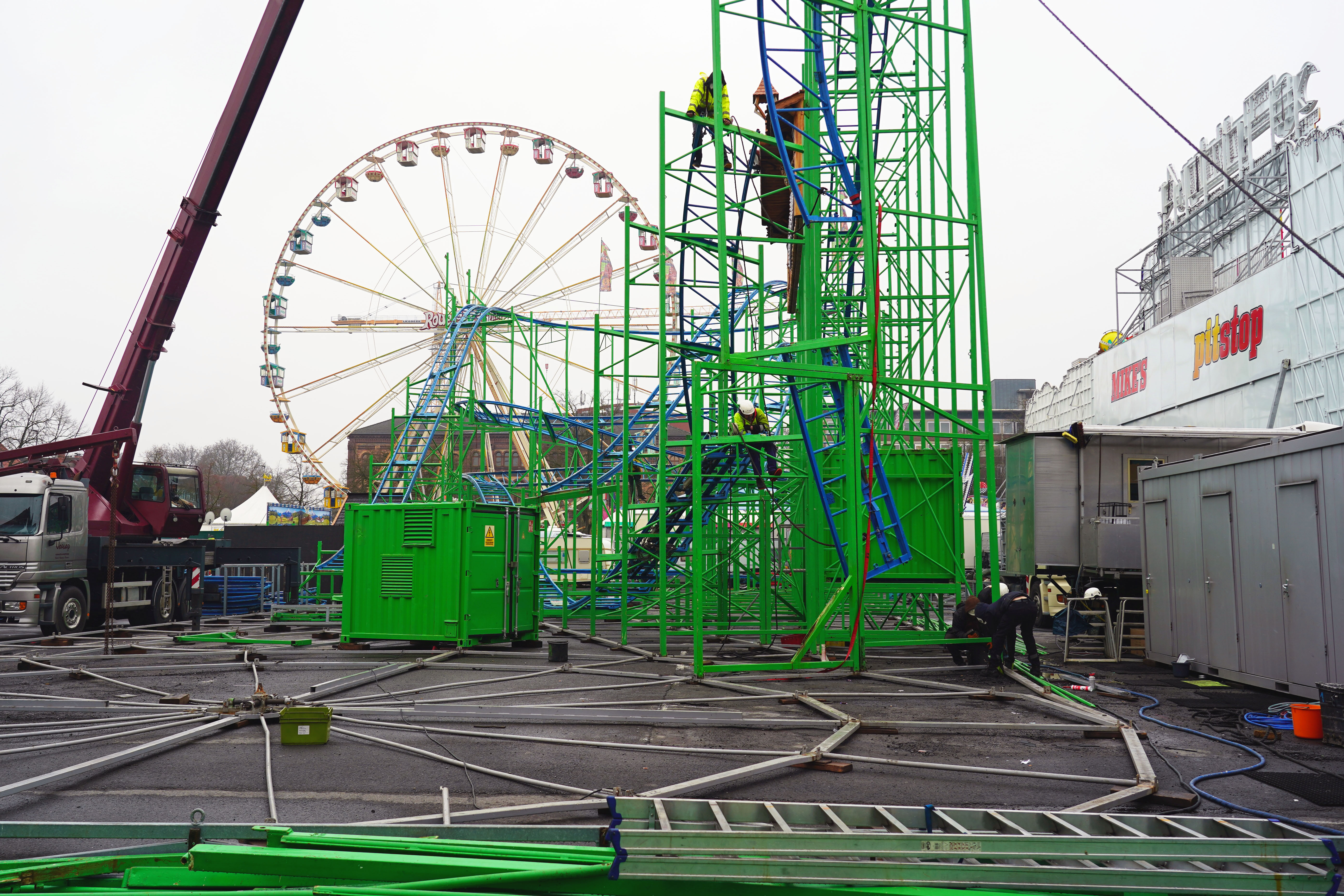 Achterbahn wird aufgebaut; im Hintergrund das Riesenrad