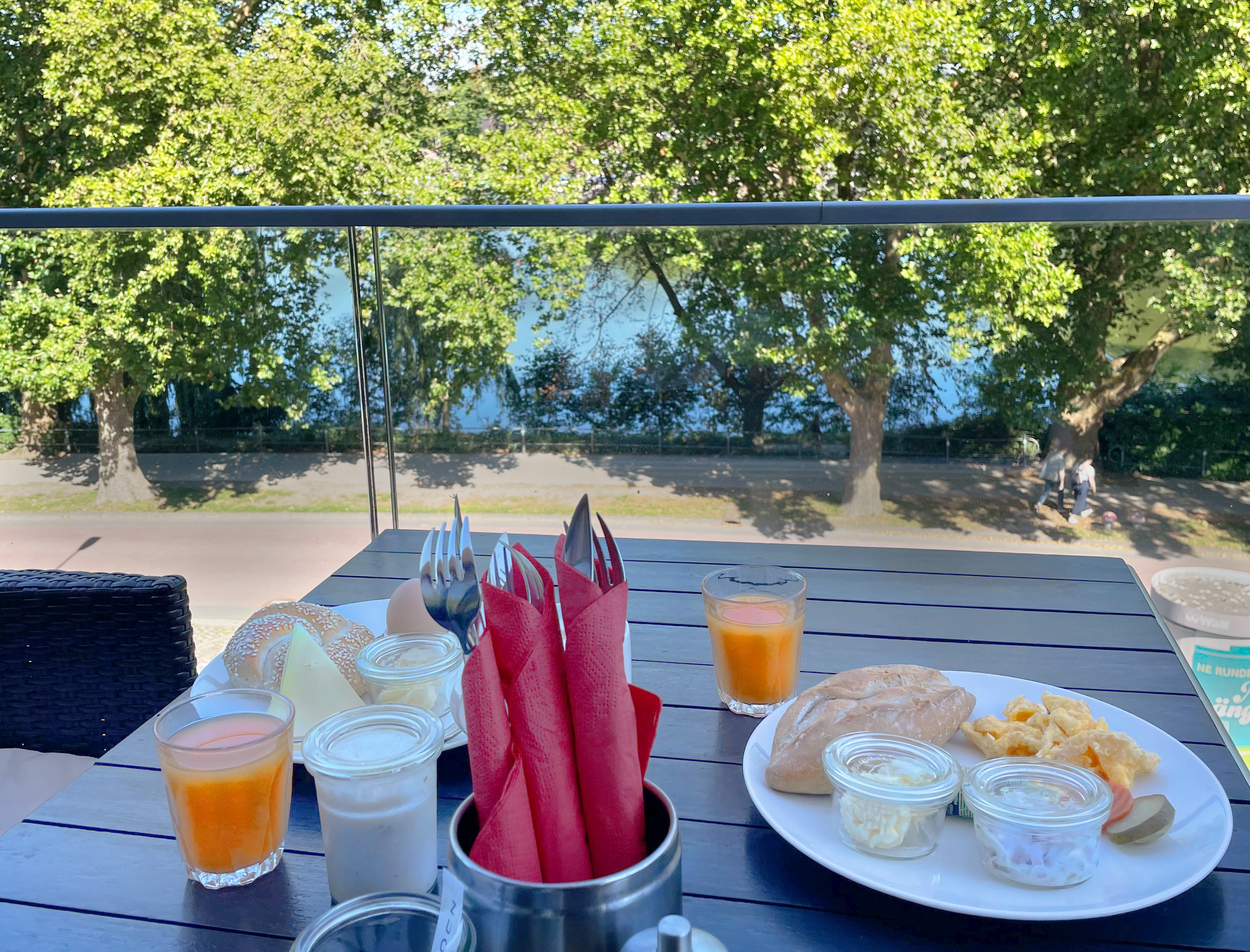 Frühstück auf einer Hotel-Terrasse