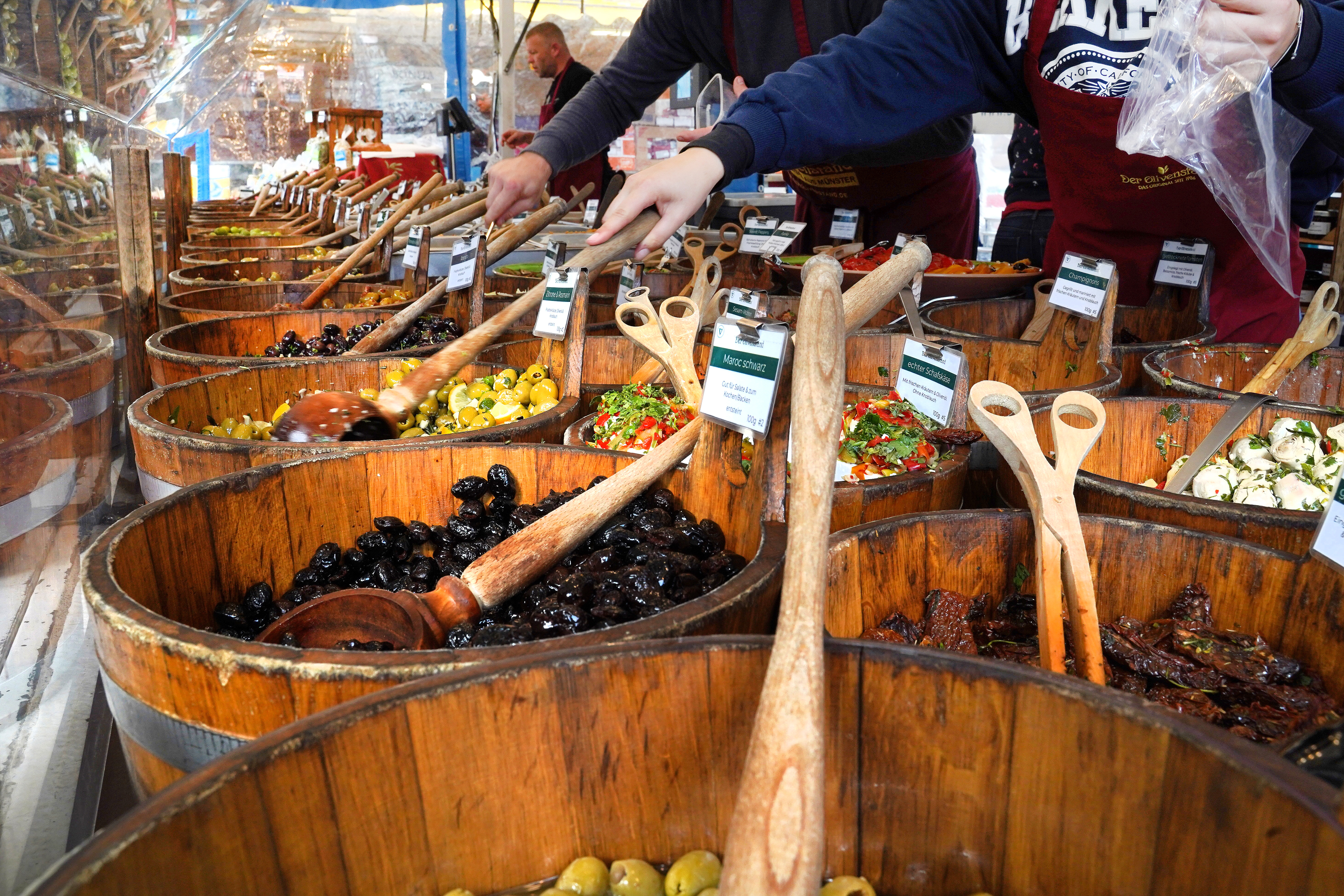 Auf dem Wochenmarkt Münster: Ein Stand mit Oliven