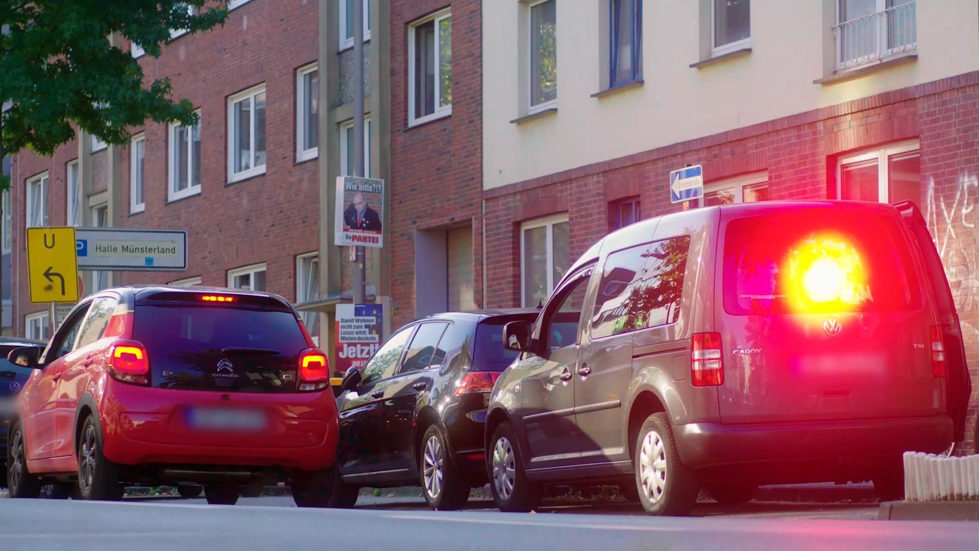 Ein Auto fährt an einem mobilen Blitzer vorbei