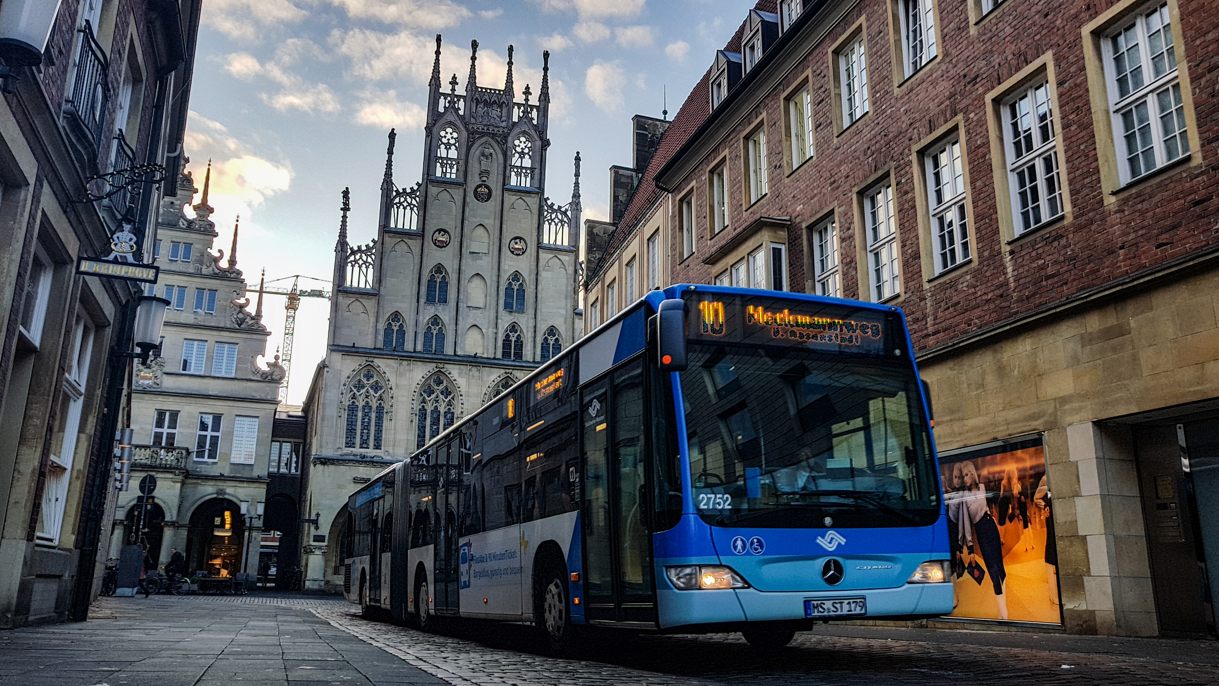 Ein Bus vor dem Rathaus