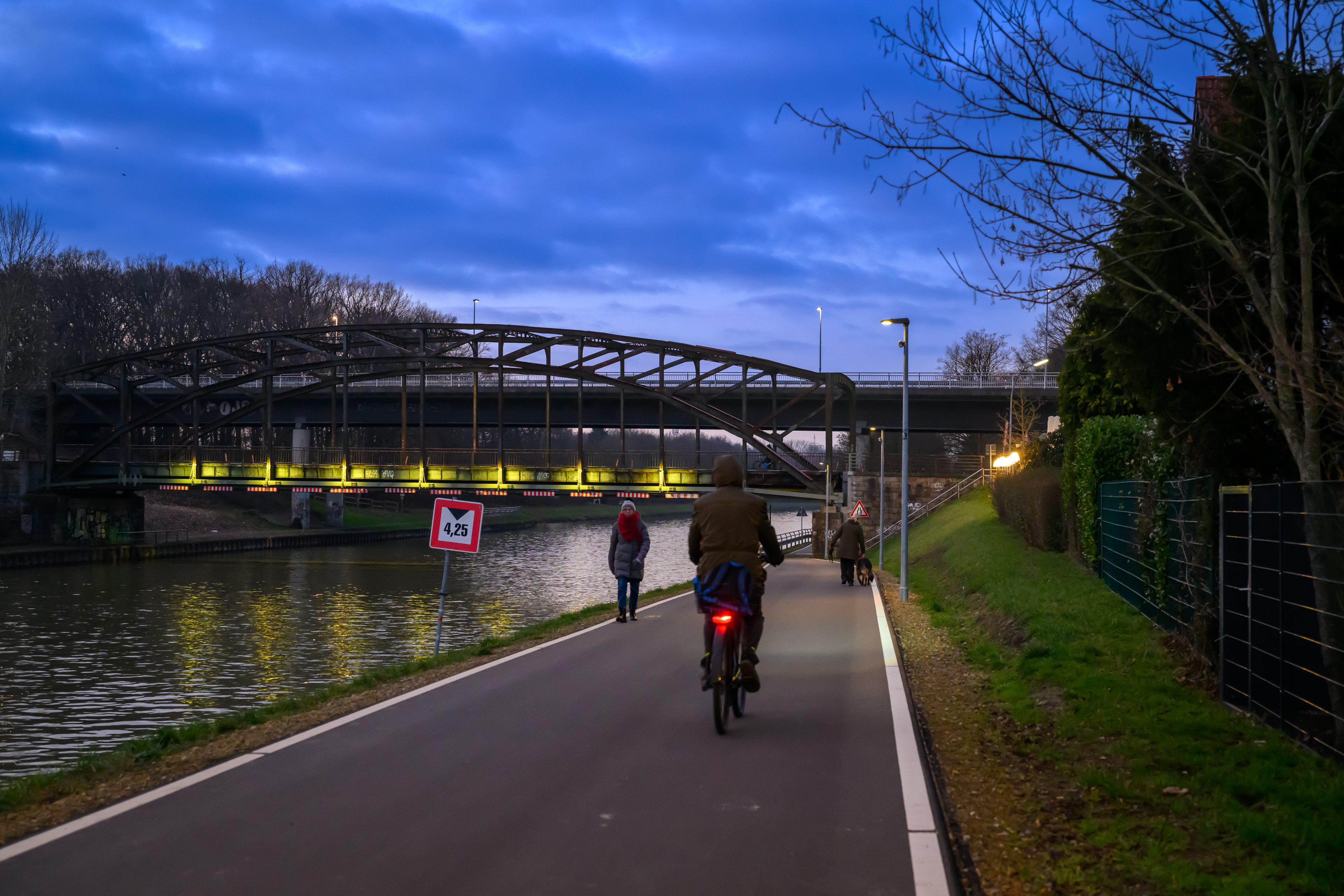 Kanalpromenade mit adaptiver Beleuchtung
