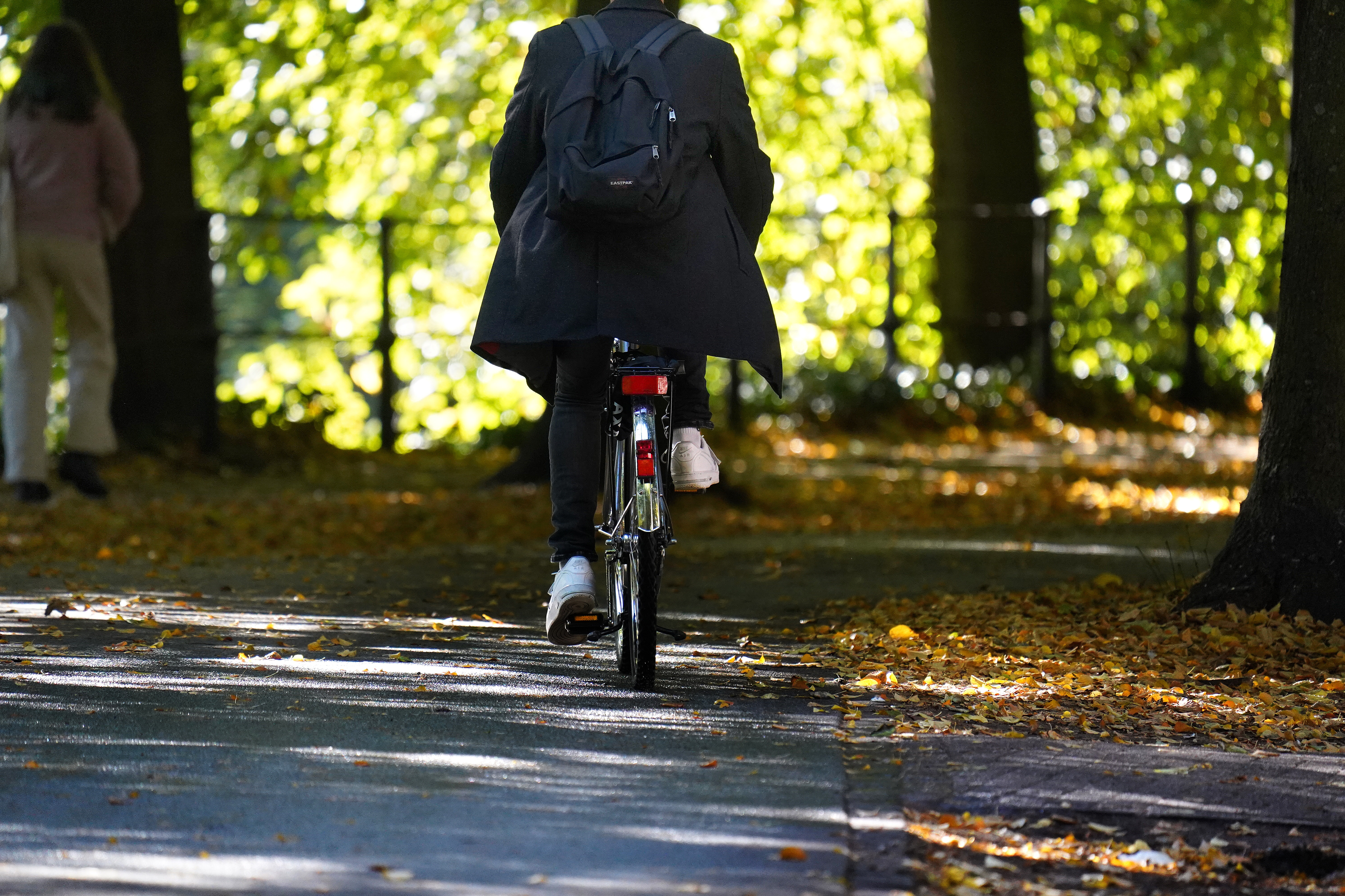 Eine Radfahrende Person auf der Promenade