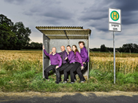 Das Ensemble des Improtheaters in einer Bushaltestelle