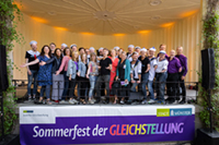 Gruppenbild aller Künstler*innen und Mitarbeiter*innen des Amtes für Gleichstellung