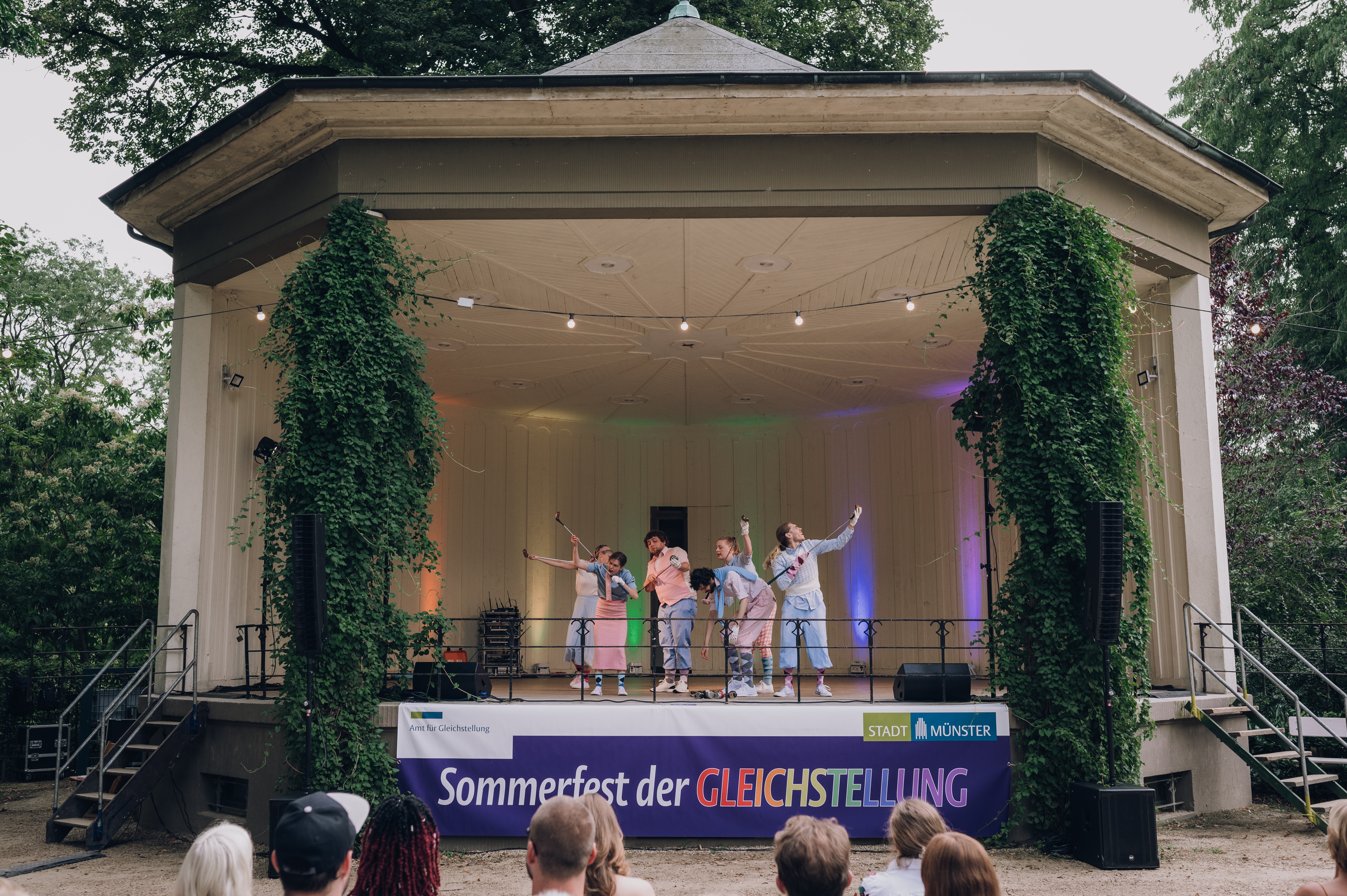 Pavillonbühne mit einer Szene aus dem Theaterstück "Das Kabinett des Normativen"